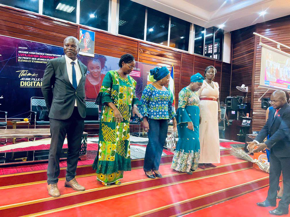 Die amptenare teenwoordig by hierdie vergadering was: