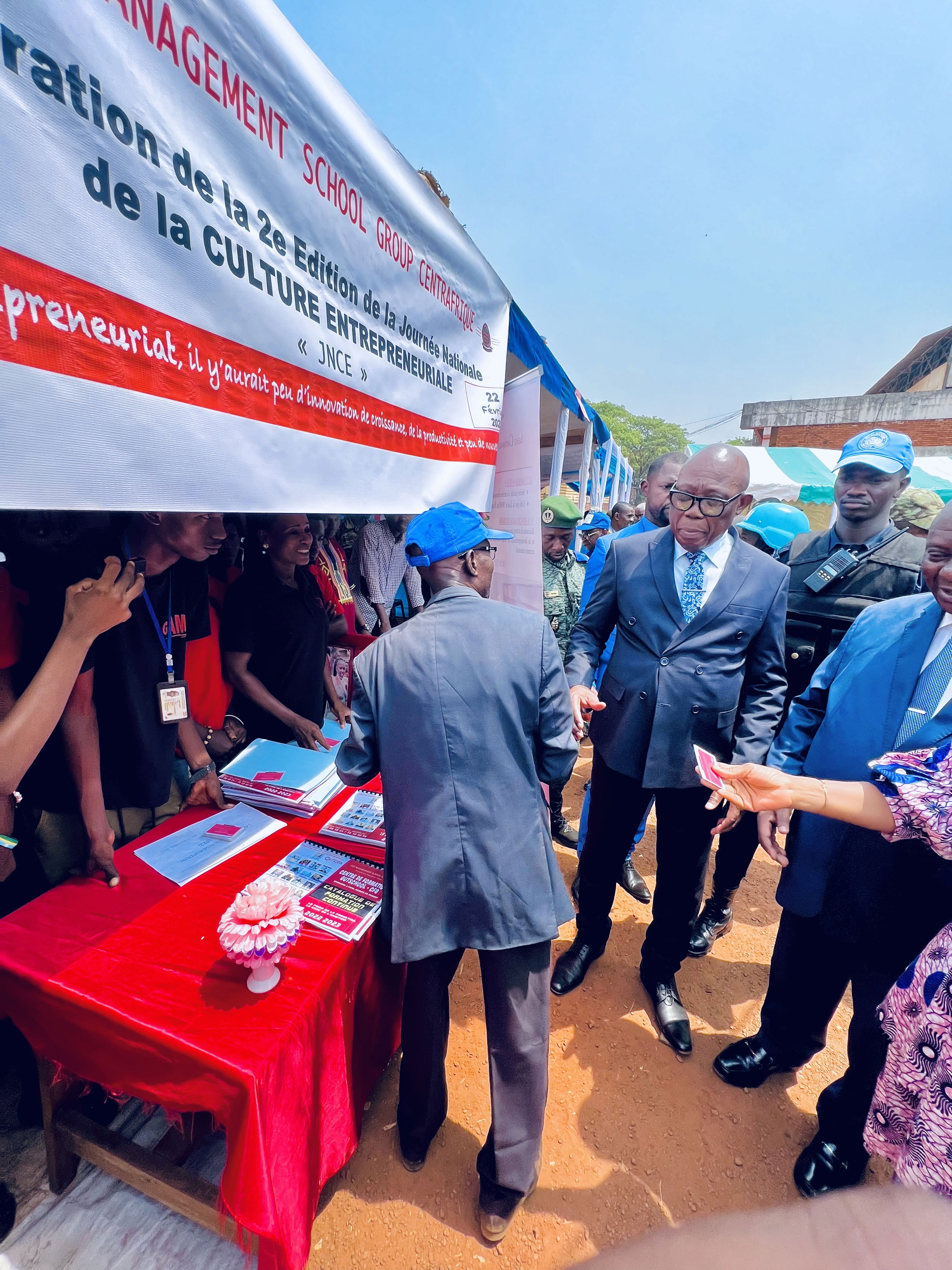 Uitstalling van voortgesette onderwyskatalogusse