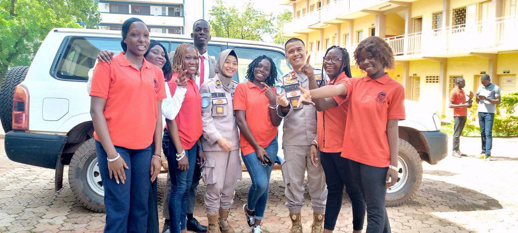 Familiefoto met MINUSCA-personeel