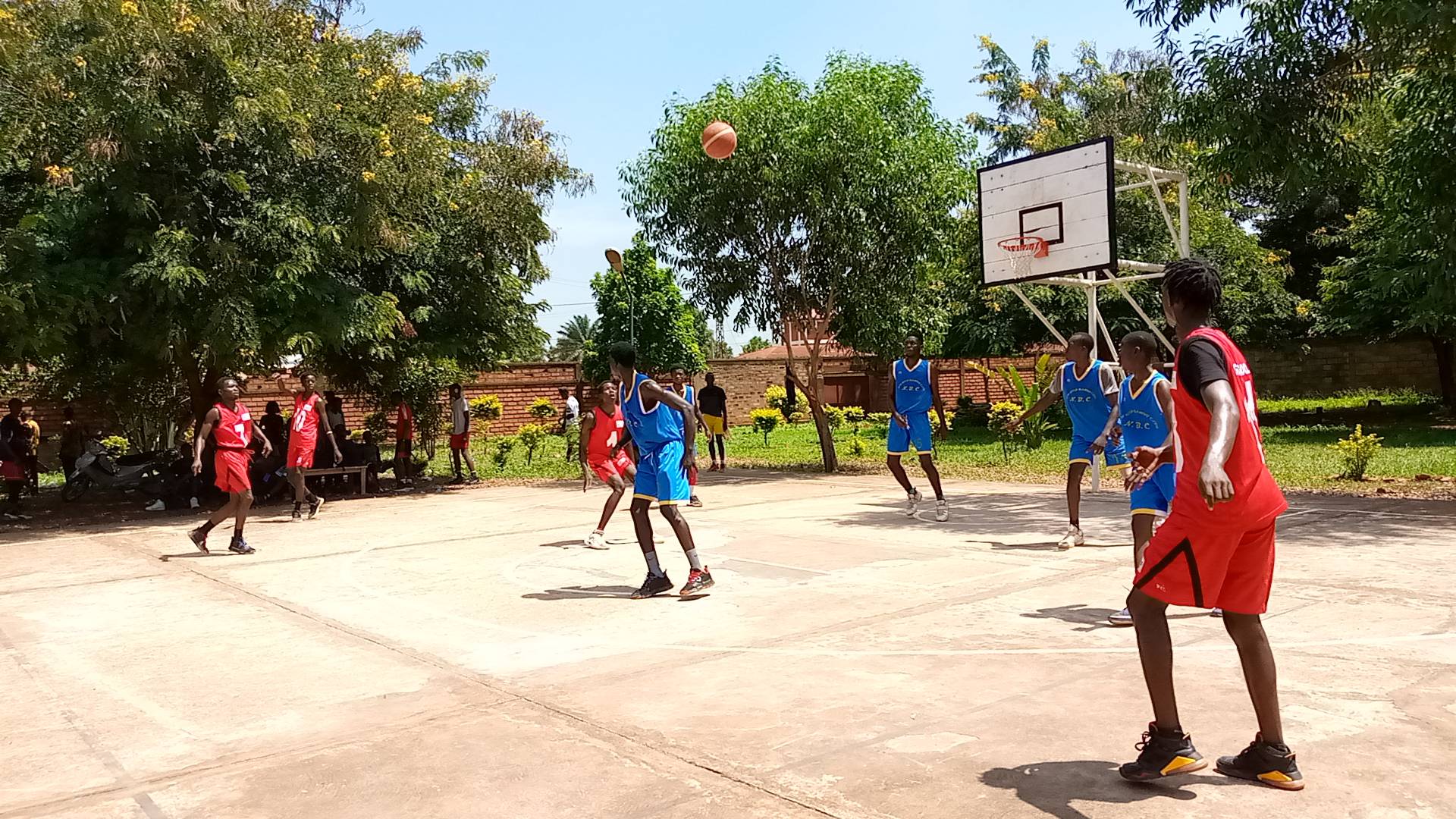 Die algemene administrateur van #gutschool, professor Henri Koulayom het die #vriendelike_wedstryd tussen die Universiteit van Bangui vs die Gutschool-instituut geopen (20 Mei 2023)