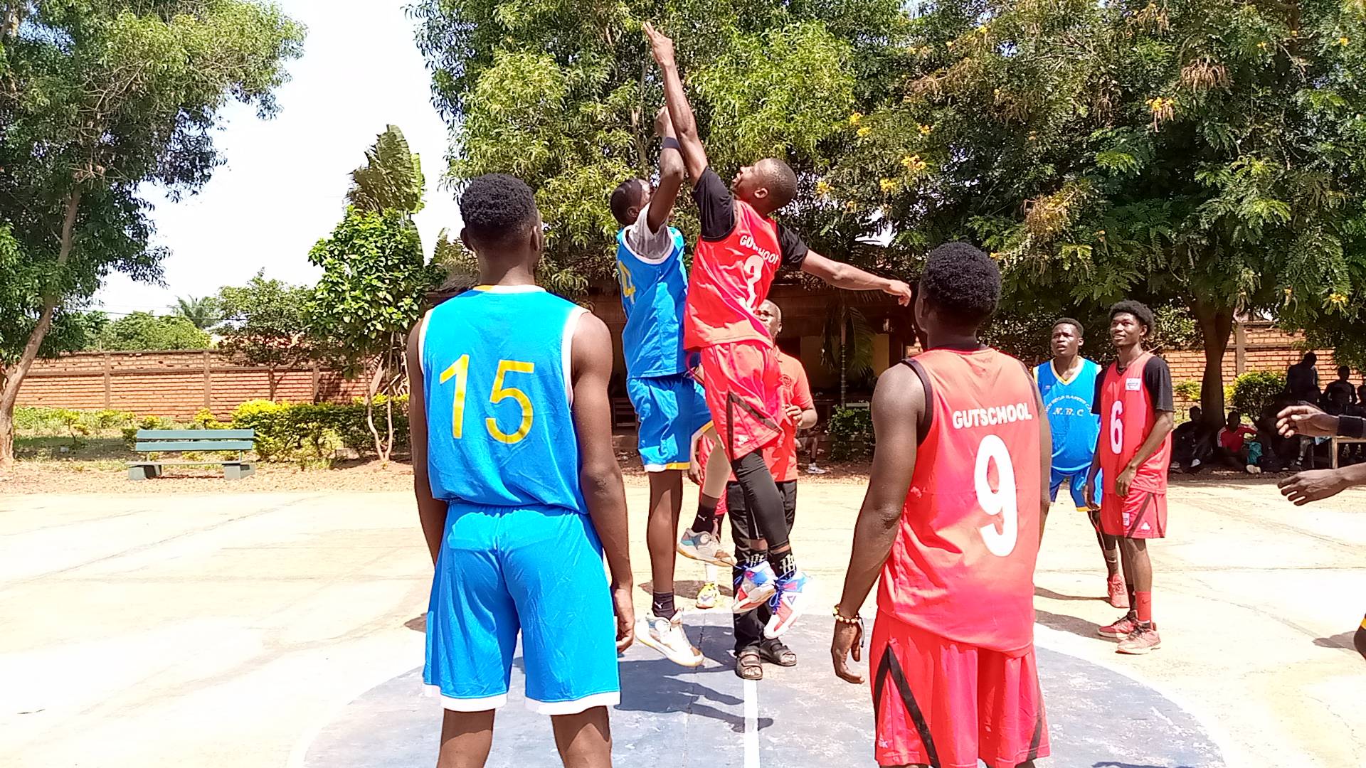 Die algemene administrateur van #gutschool, professor Henri Koulayom het die #vriendelike_wedstryd tussen die Universiteit van Bangui vs die Gutschool-instituut geopen (20 Mei 2023)