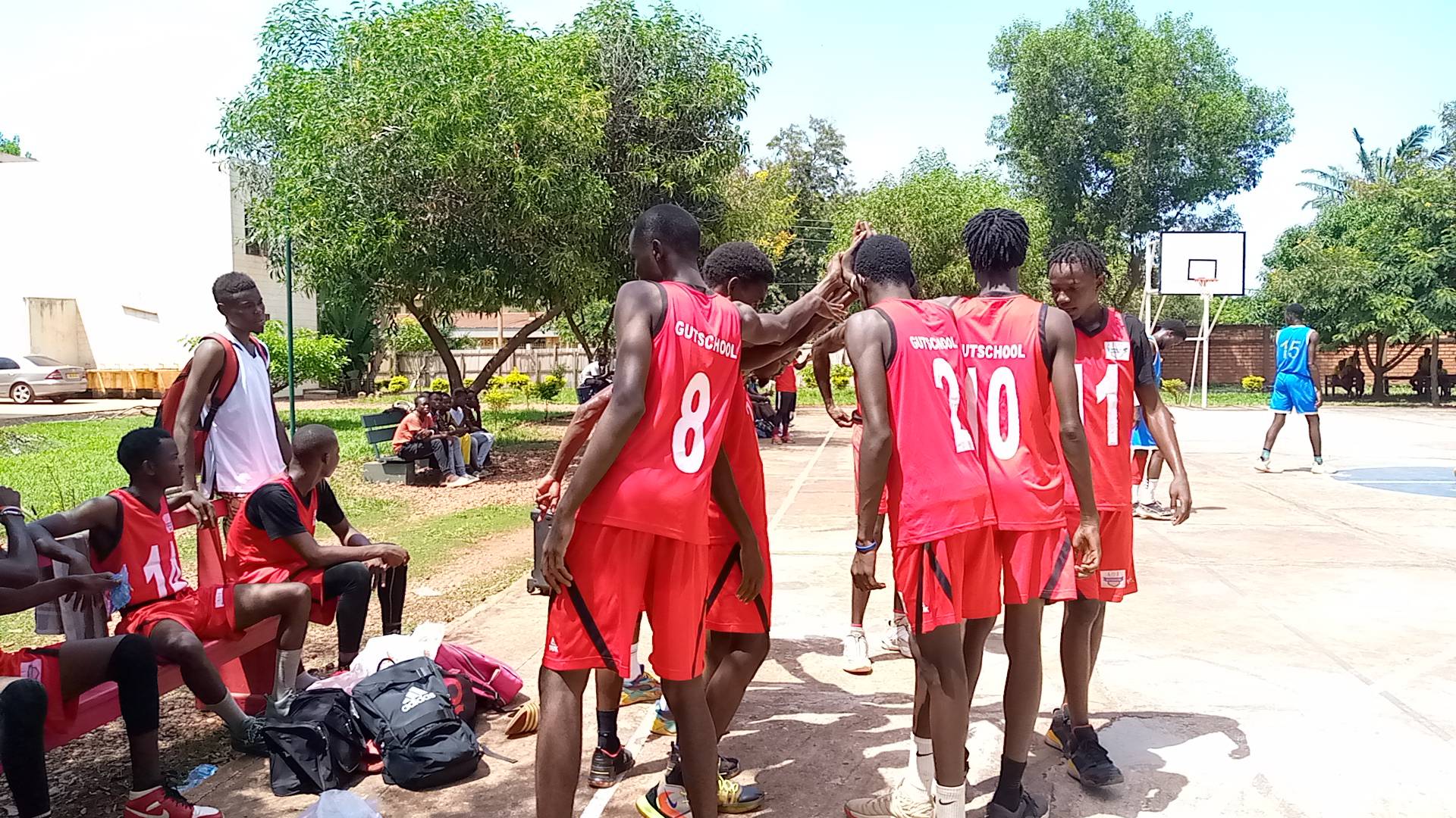 Die algemene administrateur van #gutschool, professor Henri Koulayom het die #vriendelike_wedstryd tussen die Universiteit van Bangui vs die Gutschool-instituut geopen (20 Mei 2023)
