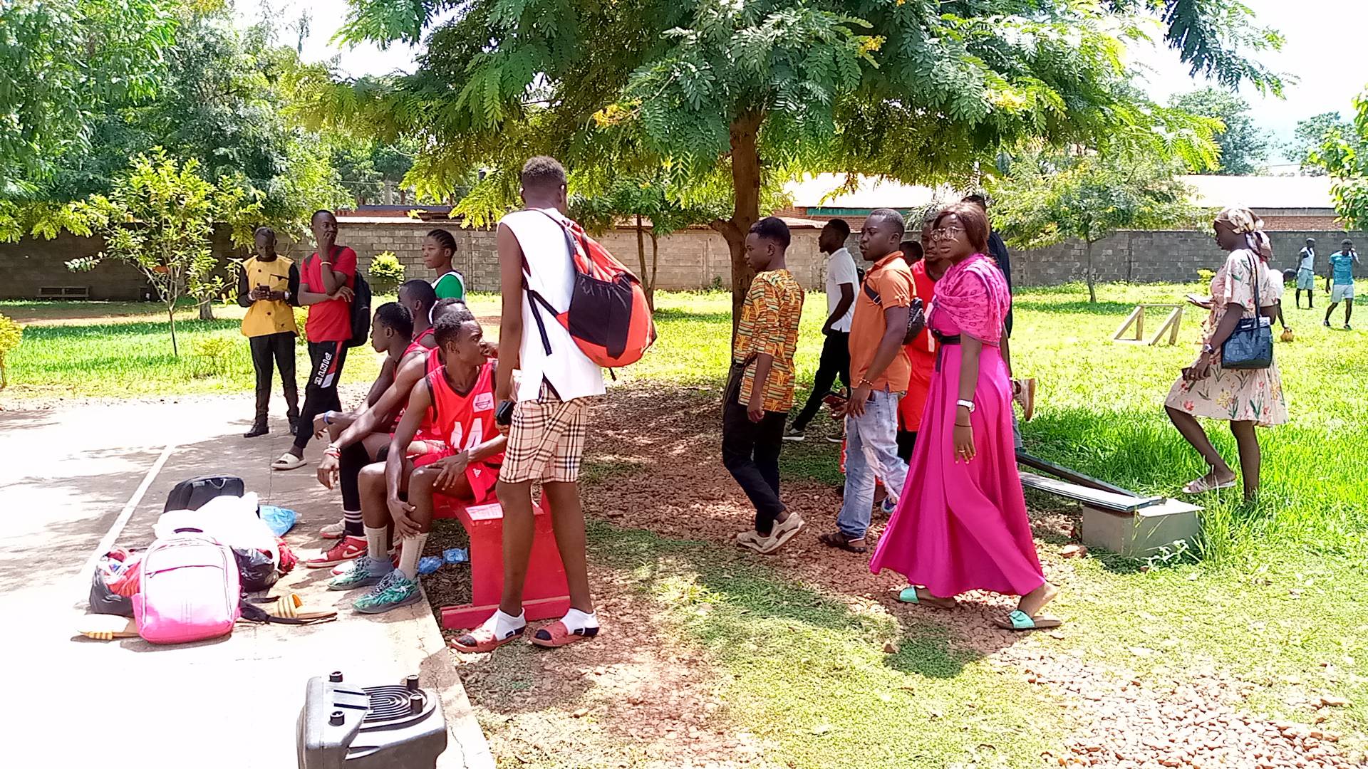 Die algemene administrateur van #gutschool, professor Henri Koulayom het die #vriendelike_wedstryd tussen die Universiteit van Bangui vs die Gutschool-instituut geopen (20 Mei 2023)