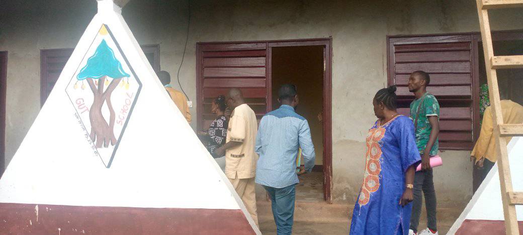 Studente wat kamers op die Gutskoolkampus bespreek het, vergesel van hul ouer of voog.