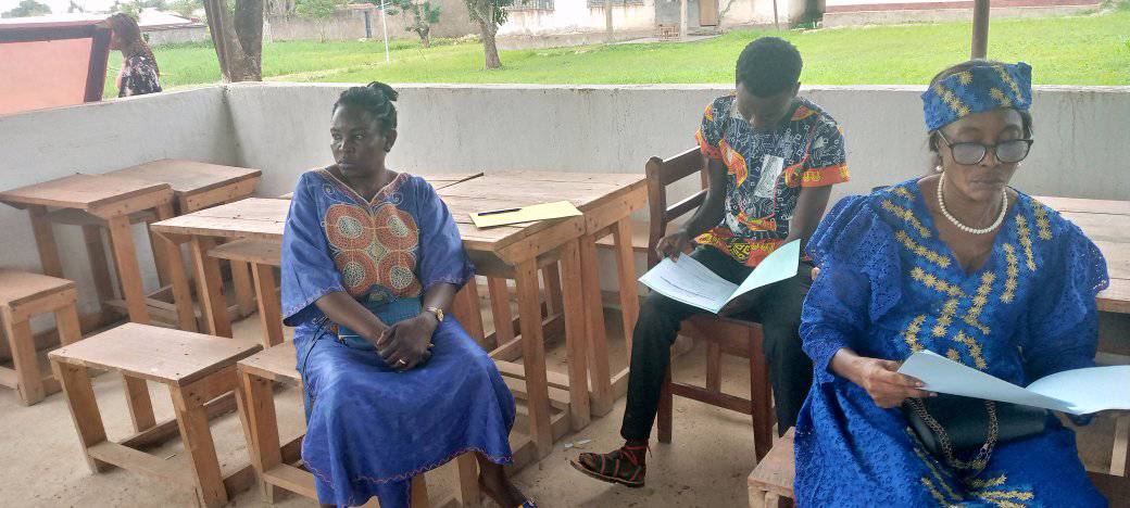 Studente wat kamers op die Gutskoolkampus bespreek het, vergesel van hul ouer of voog.