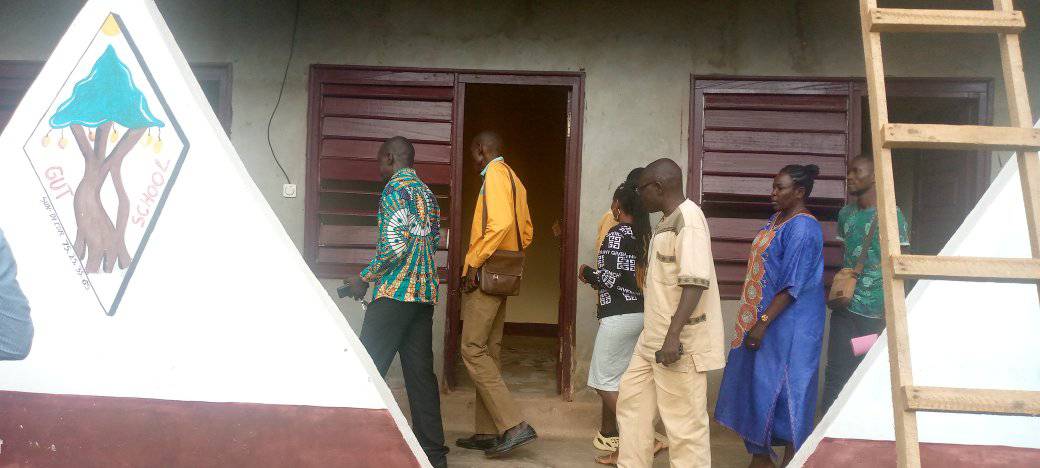 Studente wat kamers op die Gutskoolkampus bespreek het, vergesel van hul ouer of voog.