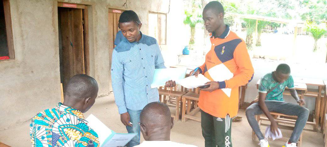 Studente wat kamers op die Gutskoolkampus bespreek het, vergesel van hul ouer of voog.