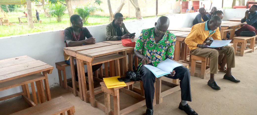Studente wat kamers op die Gutskoolkampus bespreek het, vergesel van hul ouer of voog.