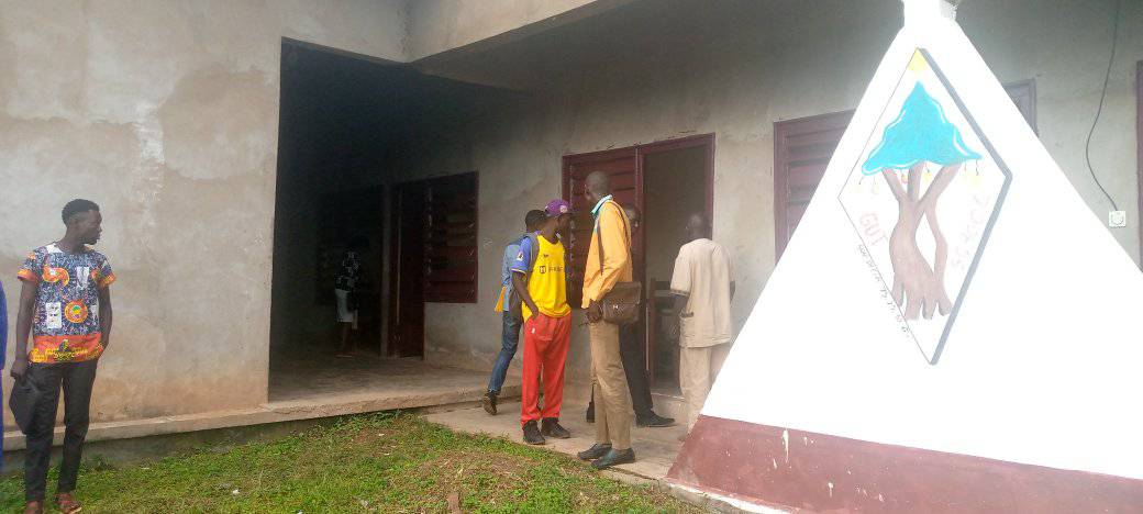 Studente wat kamers op die Gutskoolkampus bespreek het, vergesel van hul ouer of voog.