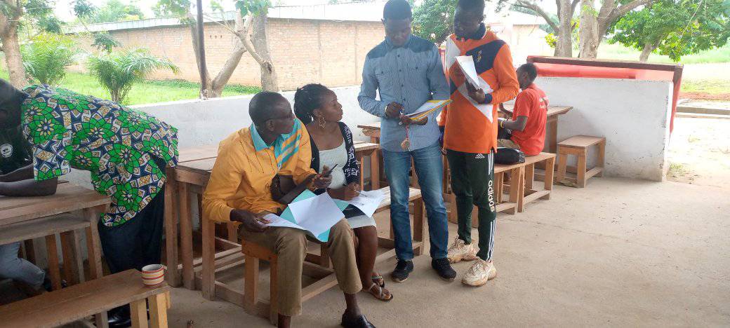 Studente wat kamers op die Gutskoolkampus bespreek het, vergesel van hul ouer of voog.