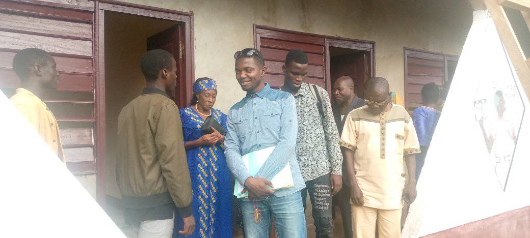 Studente wat kamers op die Gutskoolkampus bespreek het, vergesel van hul ouer of voog.