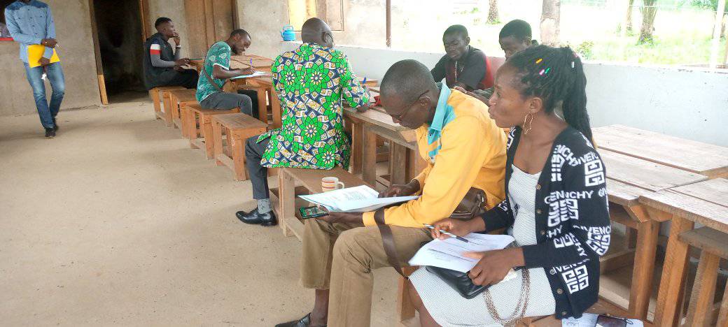 Studente wat kamers op die Gutskoolkampus bespreek het, vergesel van hul ouer of voog.