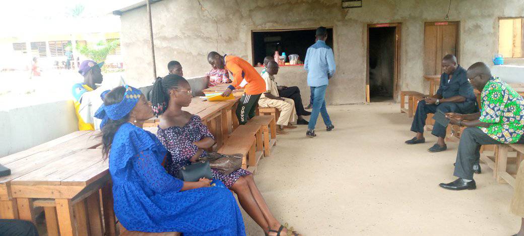 Studente wat kamers op die Gutskoolkampus bespreek het, vergesel van hul ouer of voog.