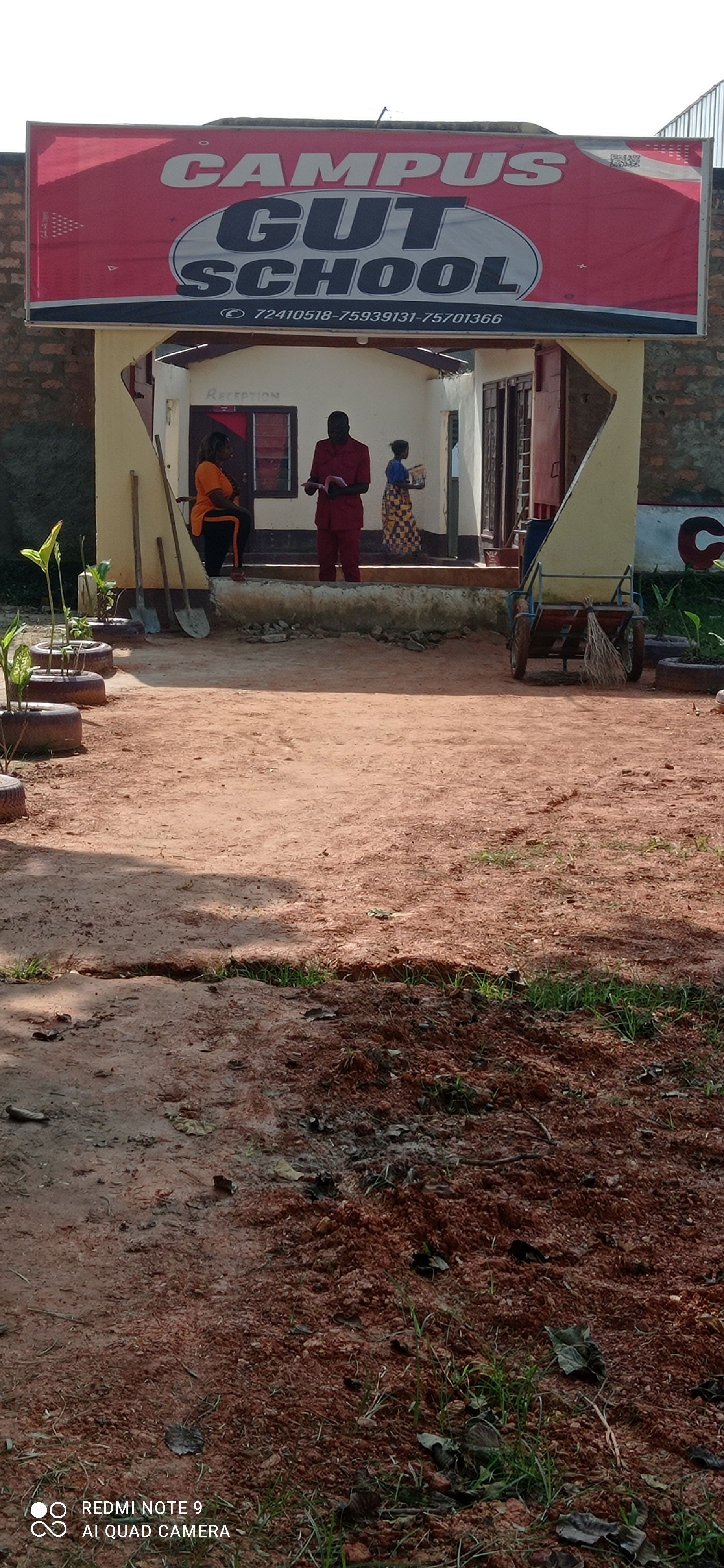 Studente wat kamers op die Gutskoolkampus bespreek het, vergesel van hul ouer of voog.