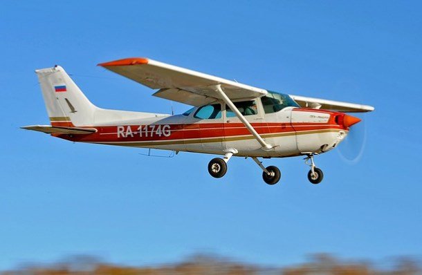 самолет Cessna 172C в полете