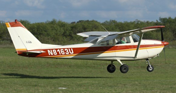 самолет Cessna 172F в полете