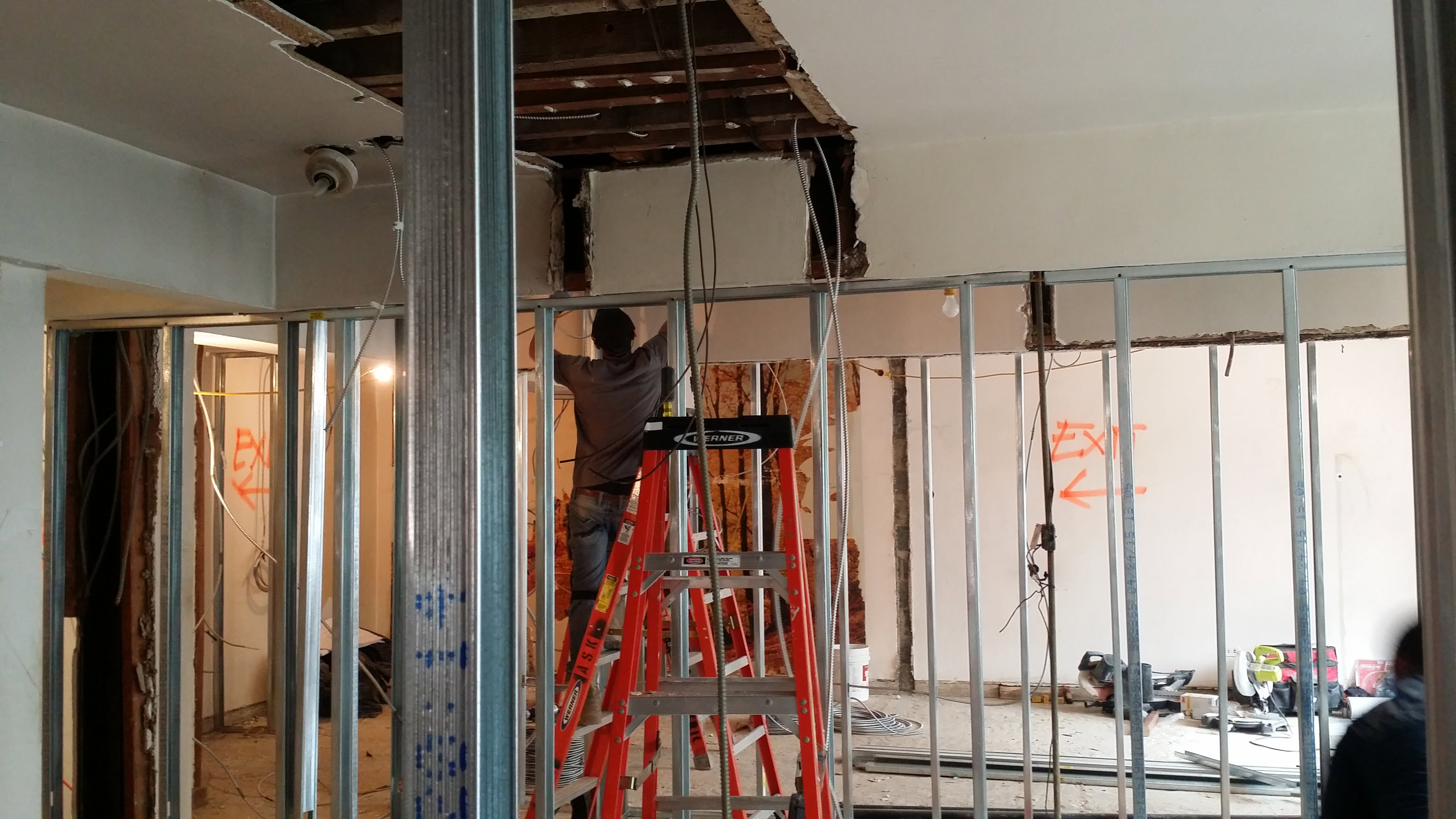 천장 및 벽 작업