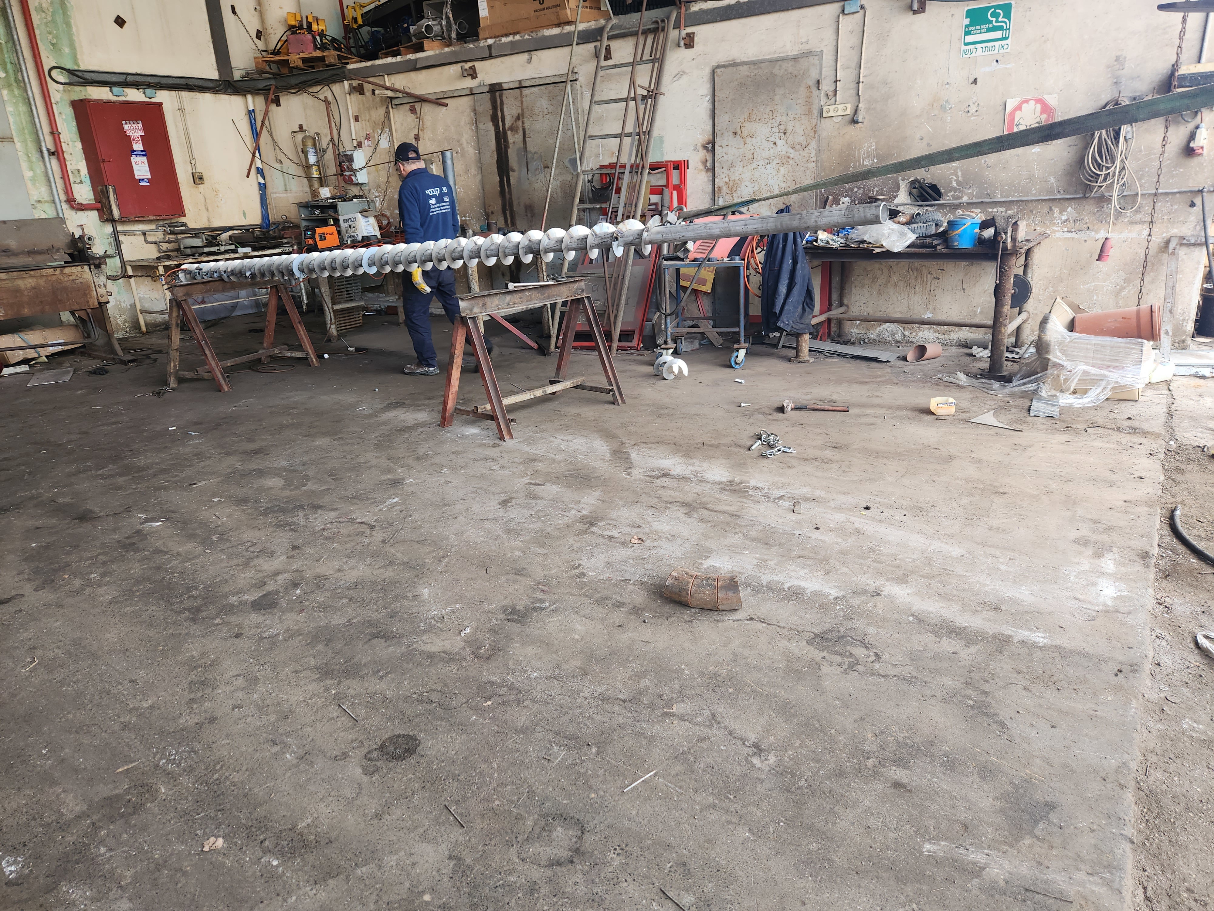 Der Abbau einer Anlage und deren Überführung in eine neue Abteilung umfasst die Erstellung einer Konstruktion und die Erstellung der Installation von Schneckenförderern