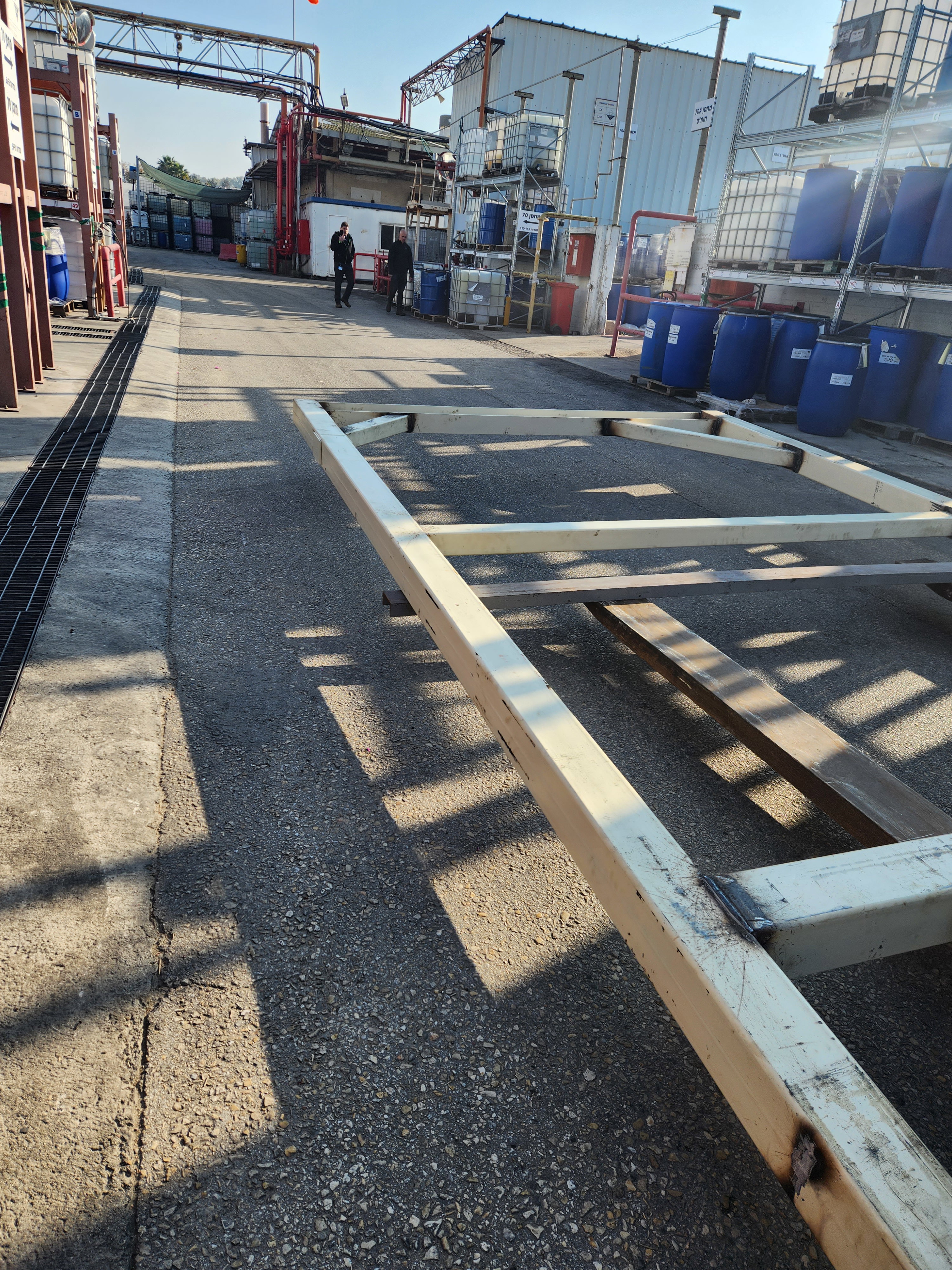 Der Abbau einer Anlage und deren Überführung in eine neue Abteilung umfasst die Erstellung einer Konstruktion und die Erstellung der Installation von Schneckenförderern