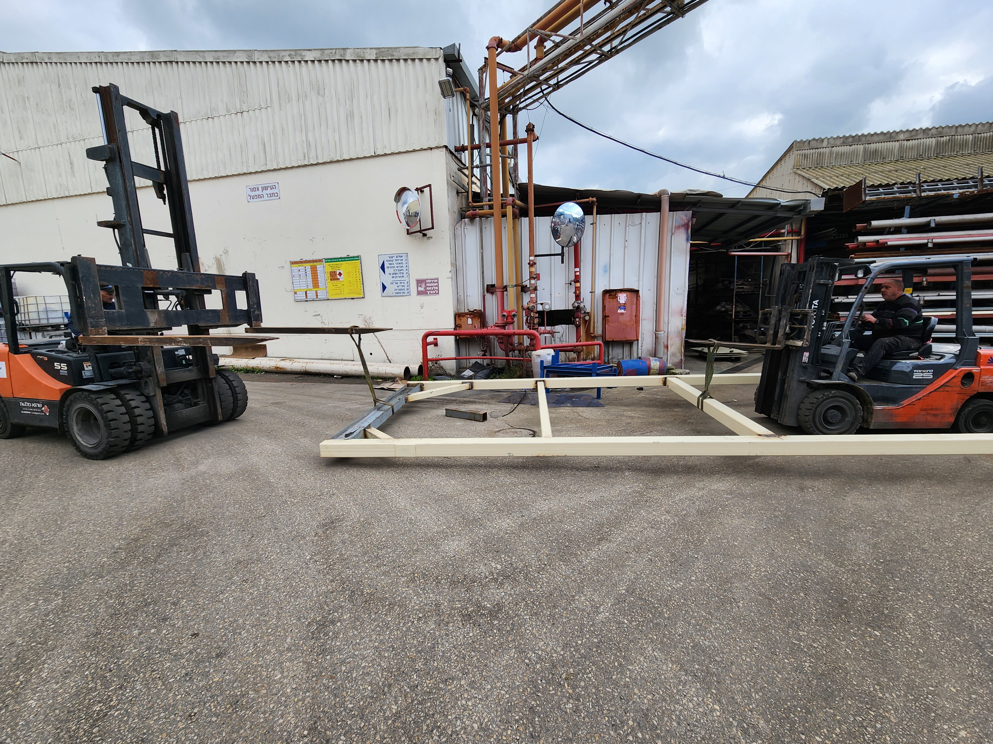 Der Abbau einer Anlage und deren Überführung in eine neue Abteilung umfasst die Erstellung einer Konstruktion und die Erstellung der Installation von Schneckenförderern