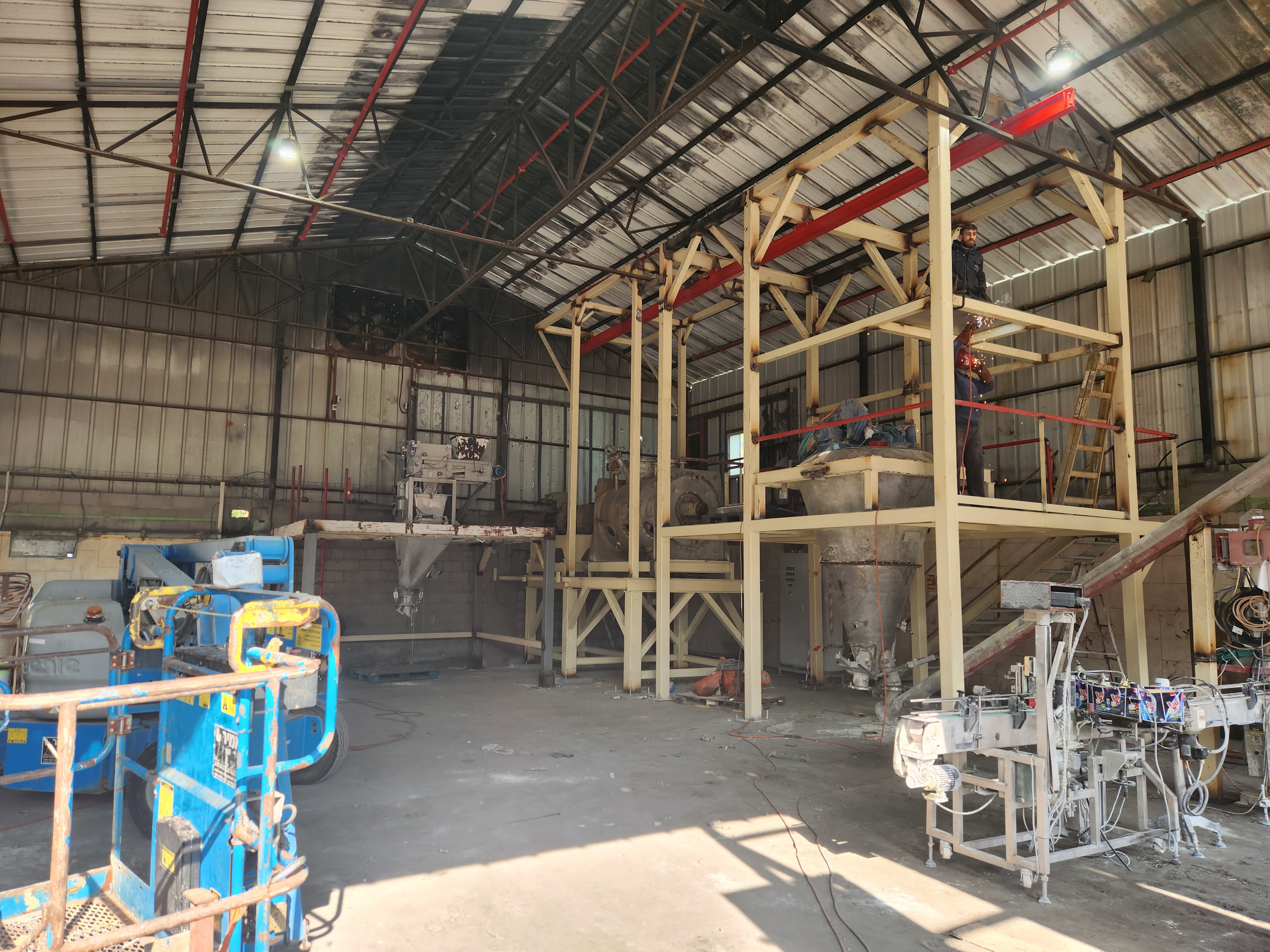 Der Abbau einer Anlage und deren Überführung in eine neue Abteilung umfasst die Erstellung einer Konstruktion und die Erstellung der Installation von Schneckenförderern