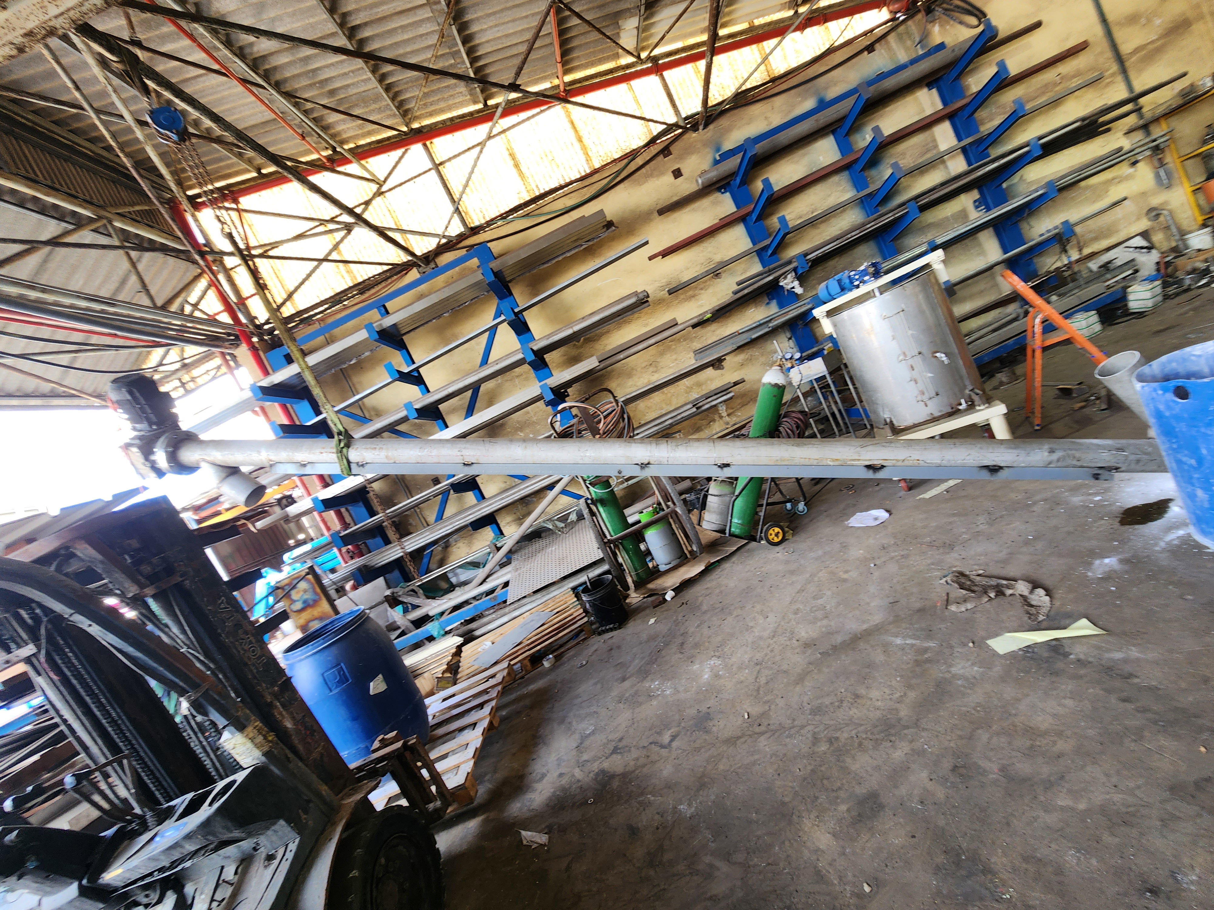 Der Abbau einer Anlage und deren Überführung in eine neue Abteilung umfasst die Erstellung einer Konstruktion und die Erstellung der Installation von Schneckenförderern