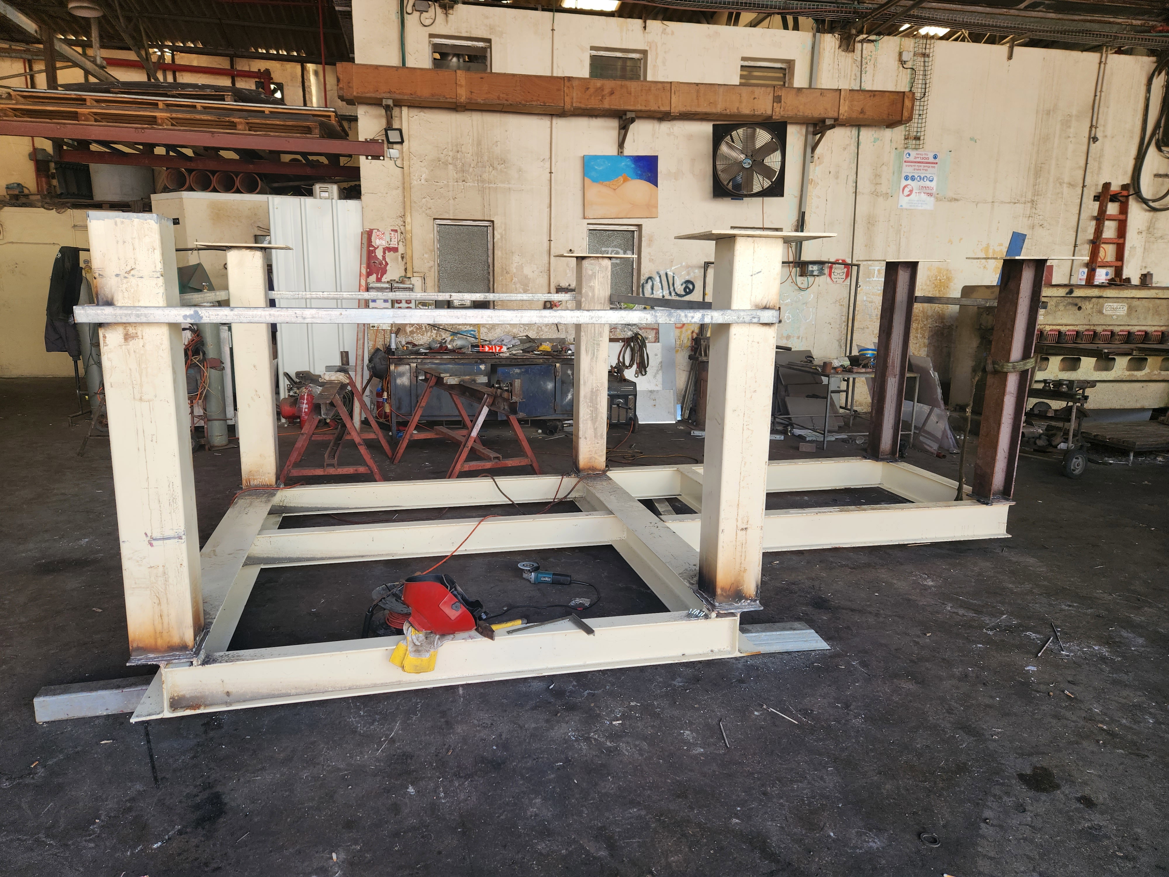 Der Abbau einer Anlage und deren Überführung in eine neue Abteilung umfasst die Erstellung einer Konstruktion und die Erstellung der Installation von Schneckenförderern