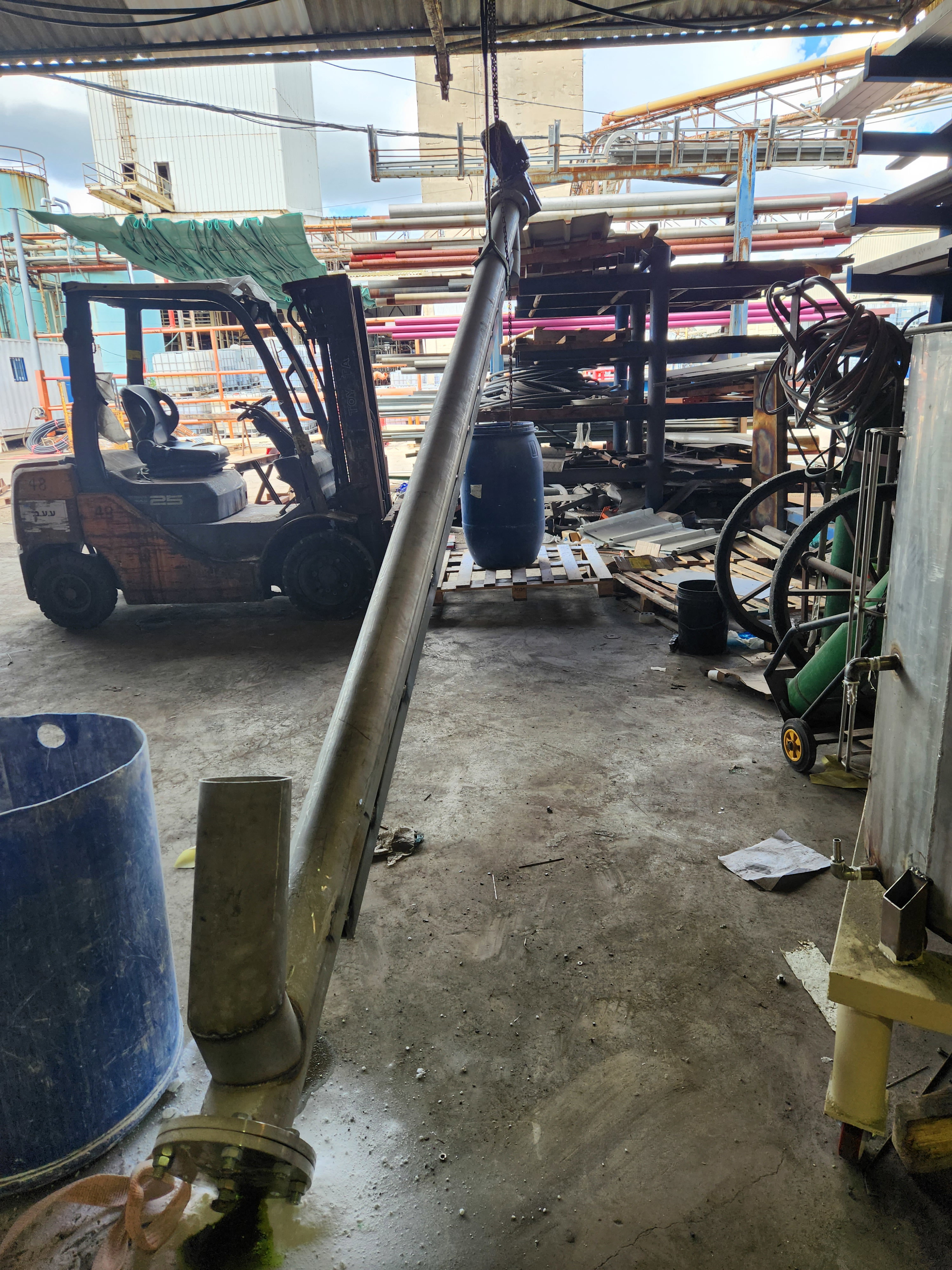 Der Abbau einer Anlage und deren Überführung in eine neue Abteilung umfasst die Erstellung einer Konstruktion und die Erstellung der Installation von Schneckenförderern