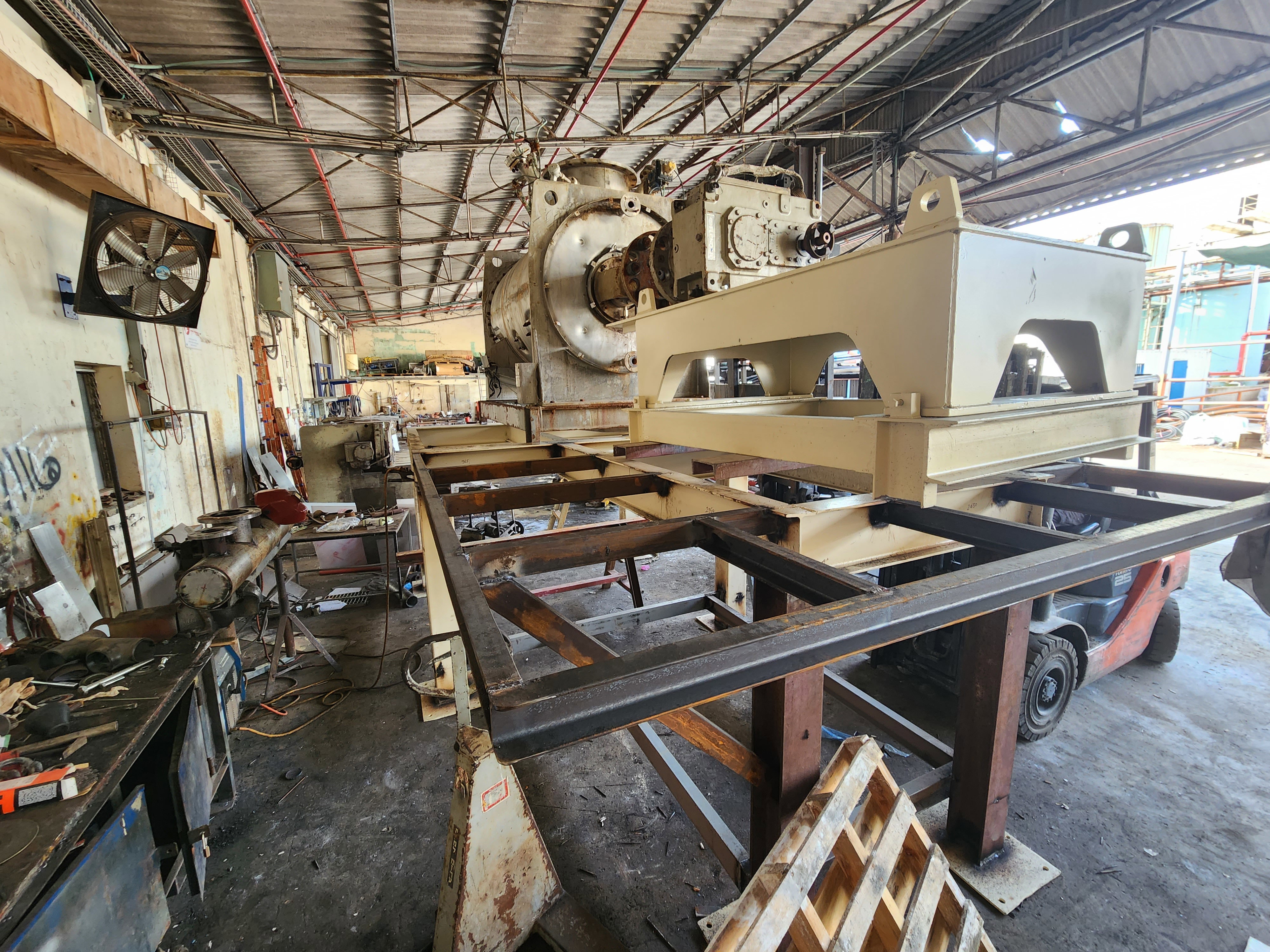 Der Abbau einer Anlage und deren Überführung in eine neue Abteilung umfasst die Erstellung einer Konstruktion und die Erstellung der Installation von Schneckenförderern