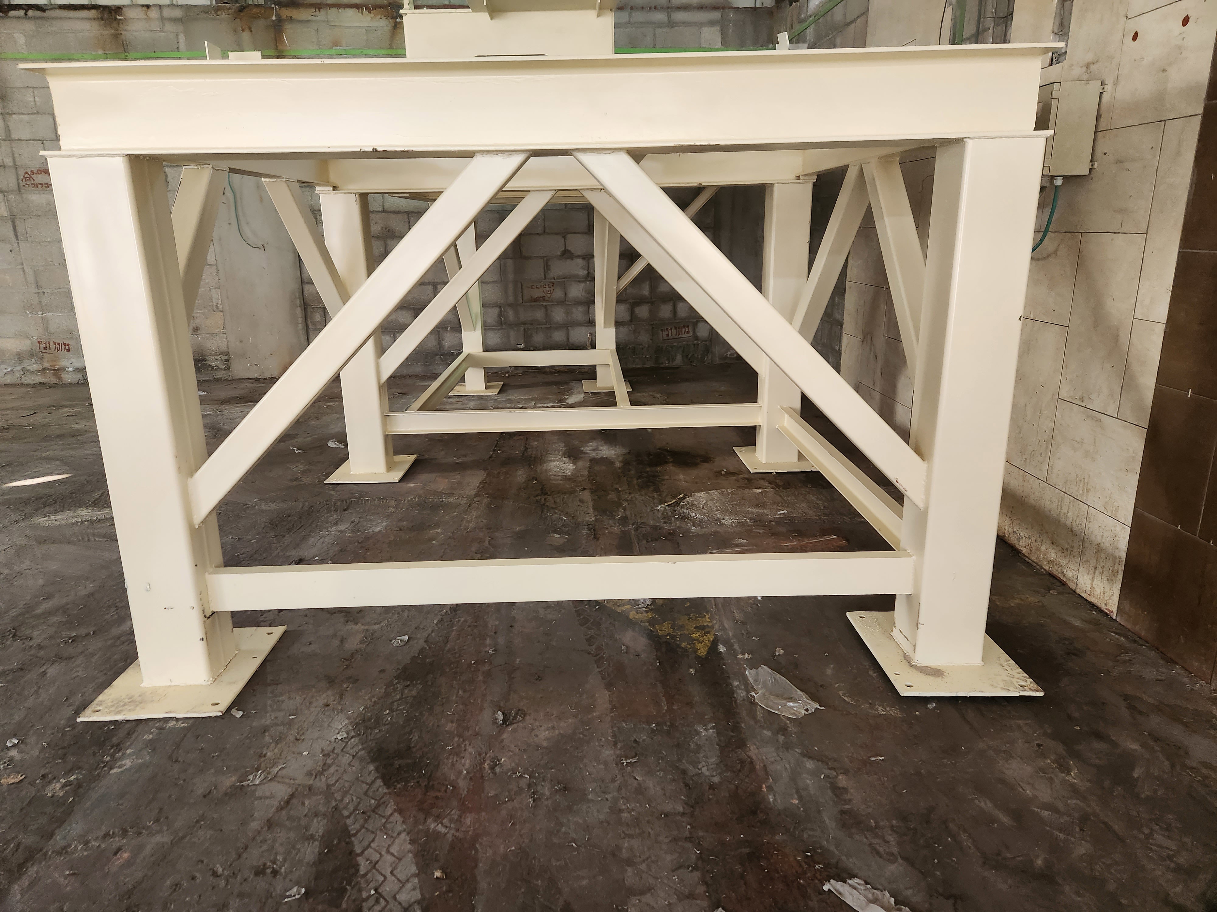 Der Abbau einer Anlage und deren Überführung in eine neue Abteilung umfasst die Erstellung einer Konstruktion und die Erstellung der Installation von Schneckenförderern