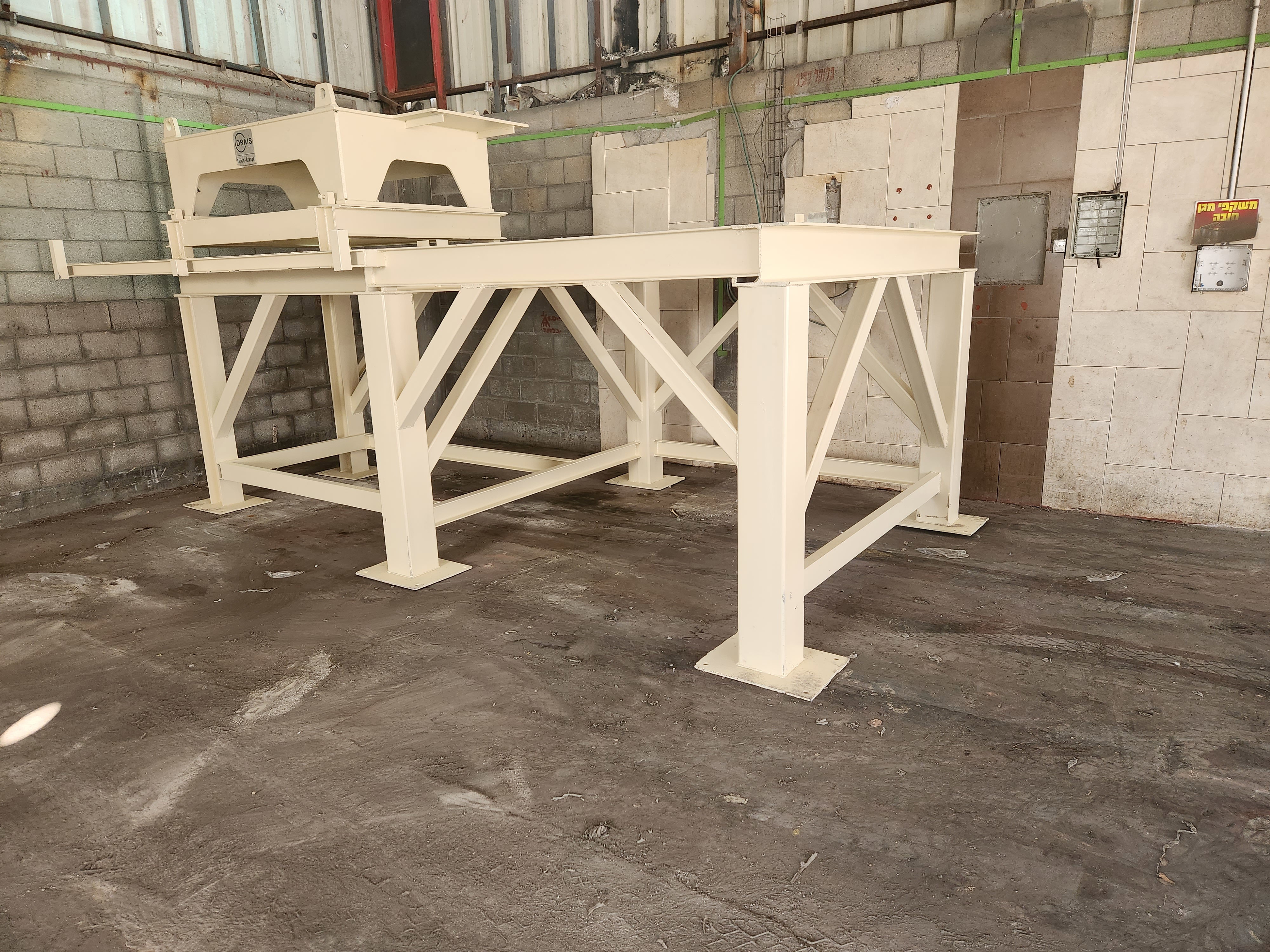 Der Abbau einer Anlage und deren Überführung in eine neue Abteilung umfasst die Erstellung einer Konstruktion und die Erstellung der Installation von Schneckenförderern