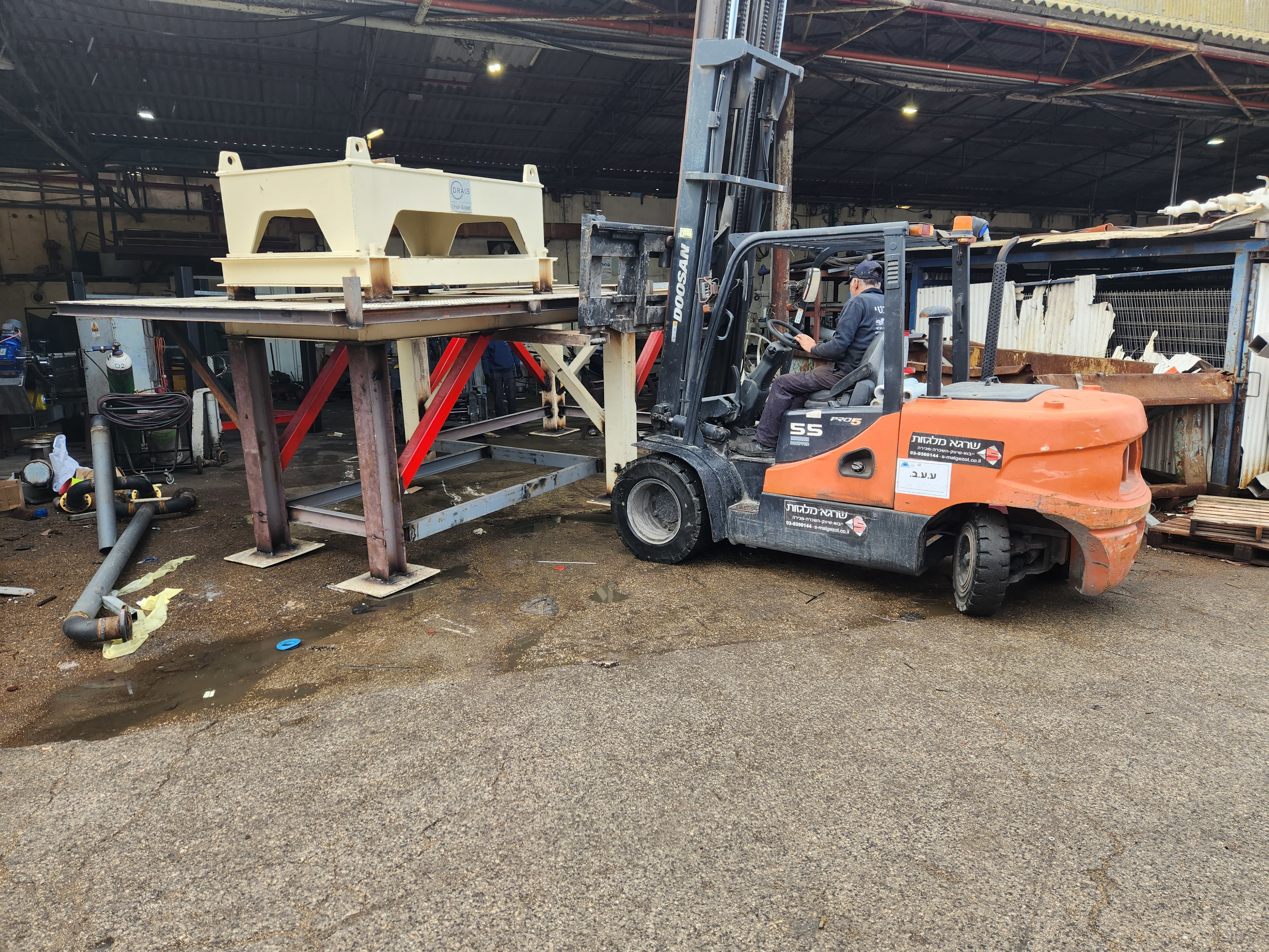 Der Abbau einer Anlage und deren Überführung in eine neue Abteilung umfasst die Erstellung einer Konstruktion und die Erstellung der Installation von Schneckenförderern