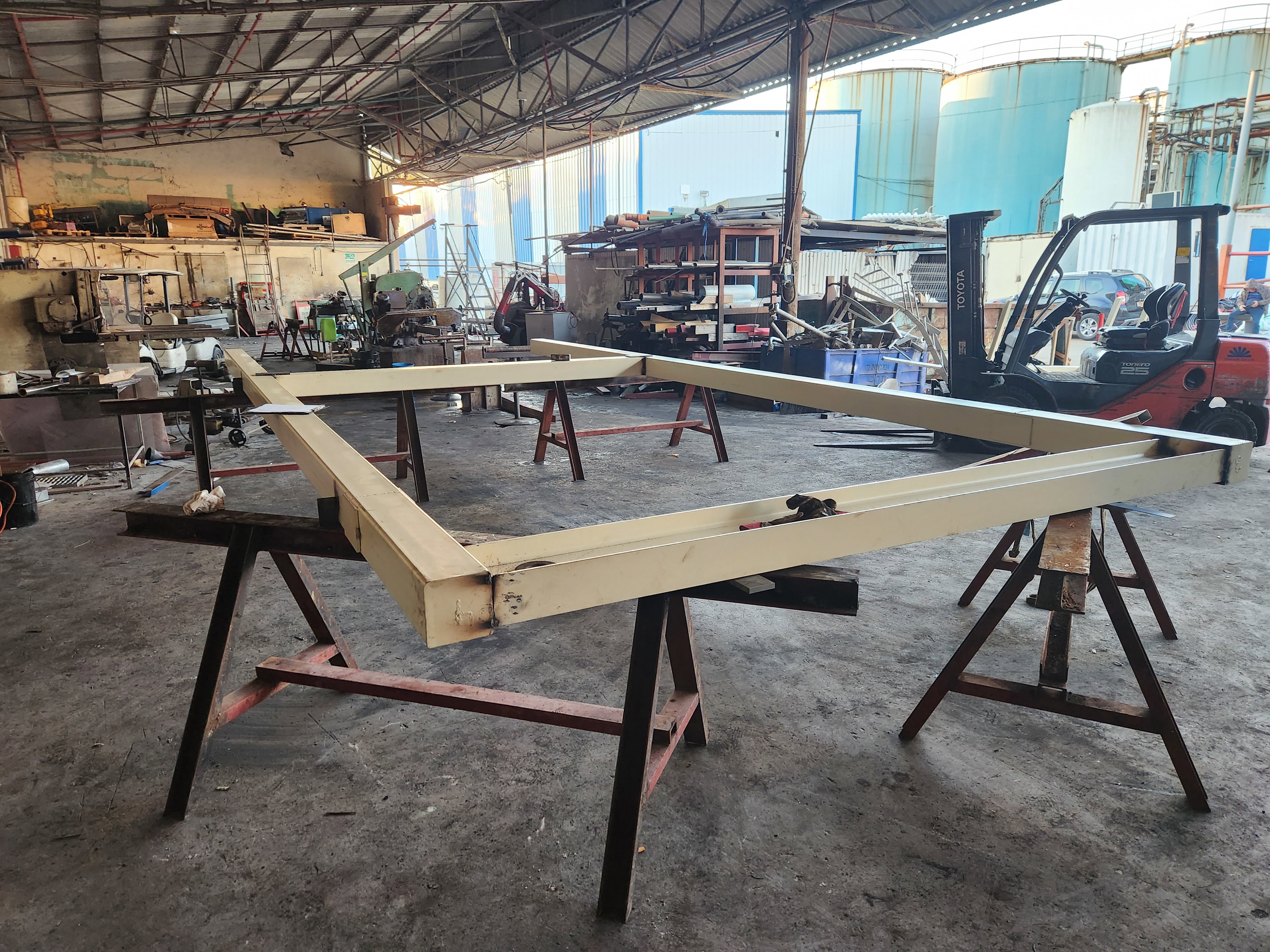 Der Abbau einer Anlage und deren Überführung in eine neue Abteilung umfasst die Erstellung einer Konstruktion und die Erstellung der Installation von Schneckenförderern