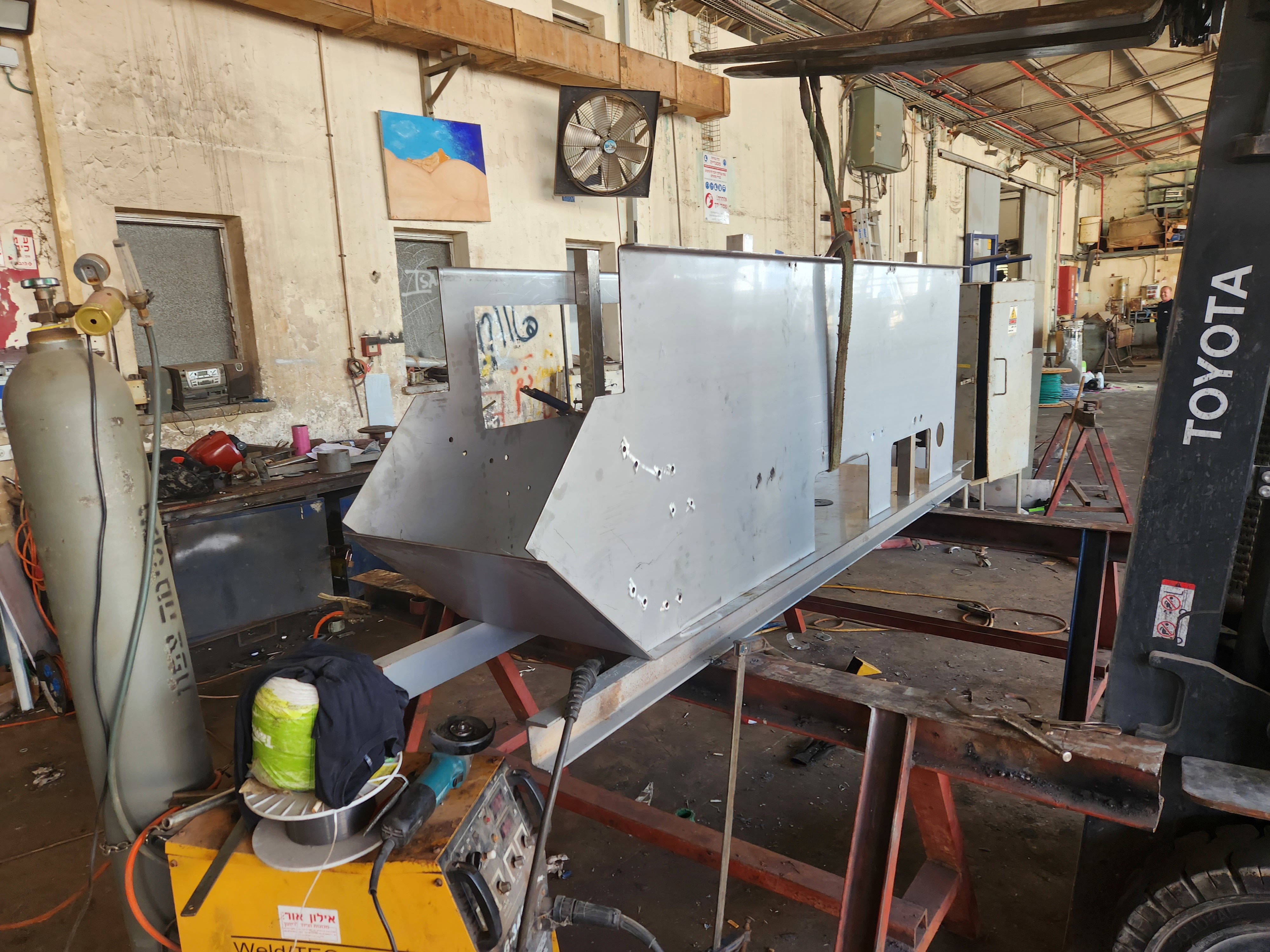 Förderbandfertigung nach Entwurf inklusive Montage und Lieferung und Einbau von PP-Kanälen