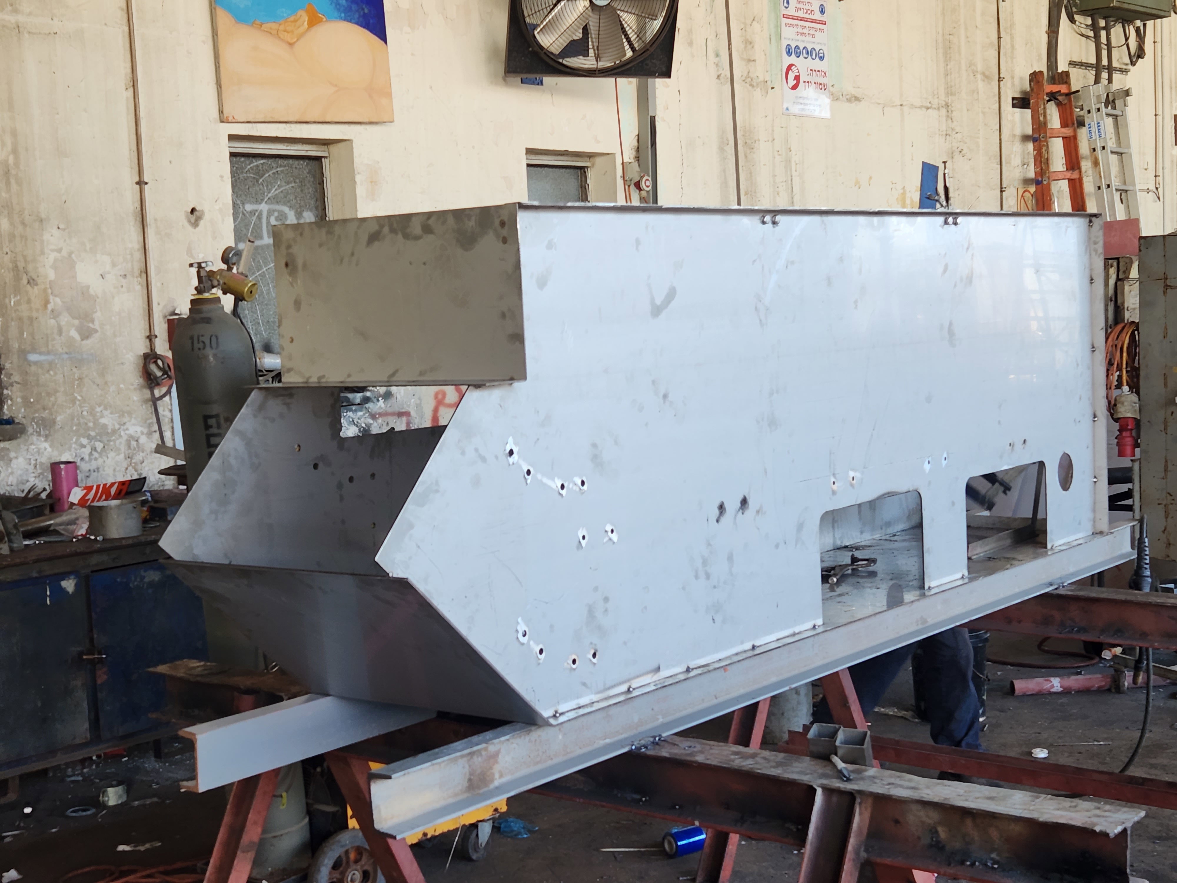 Förderbandfertigung nach Entwurf inklusive Montage und Lieferung und Einbau von PP-Kanälen