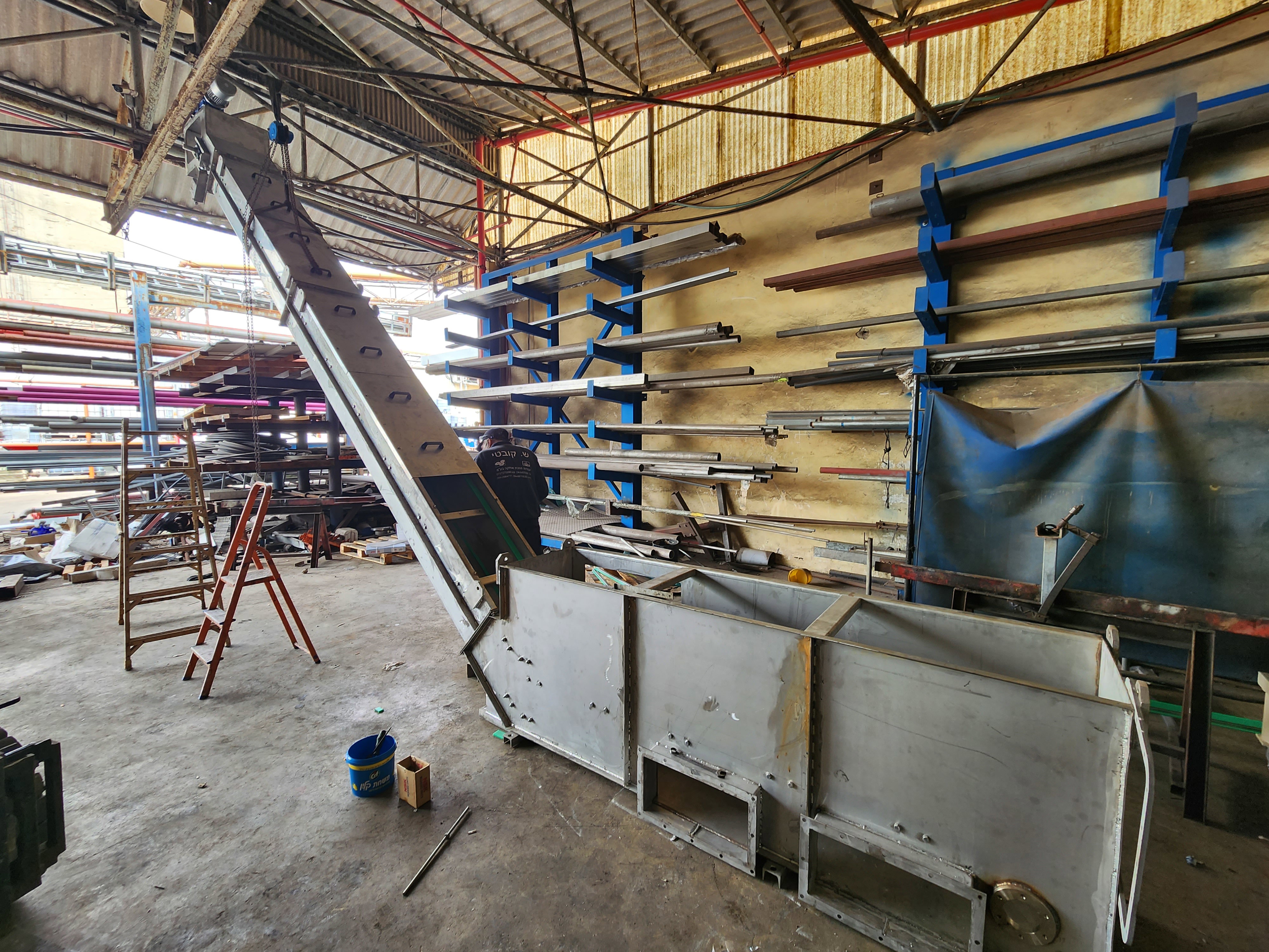 Förderbandfertigung nach Entwurf inklusive Montage und Lieferung und Einbau von PP-Kanälen