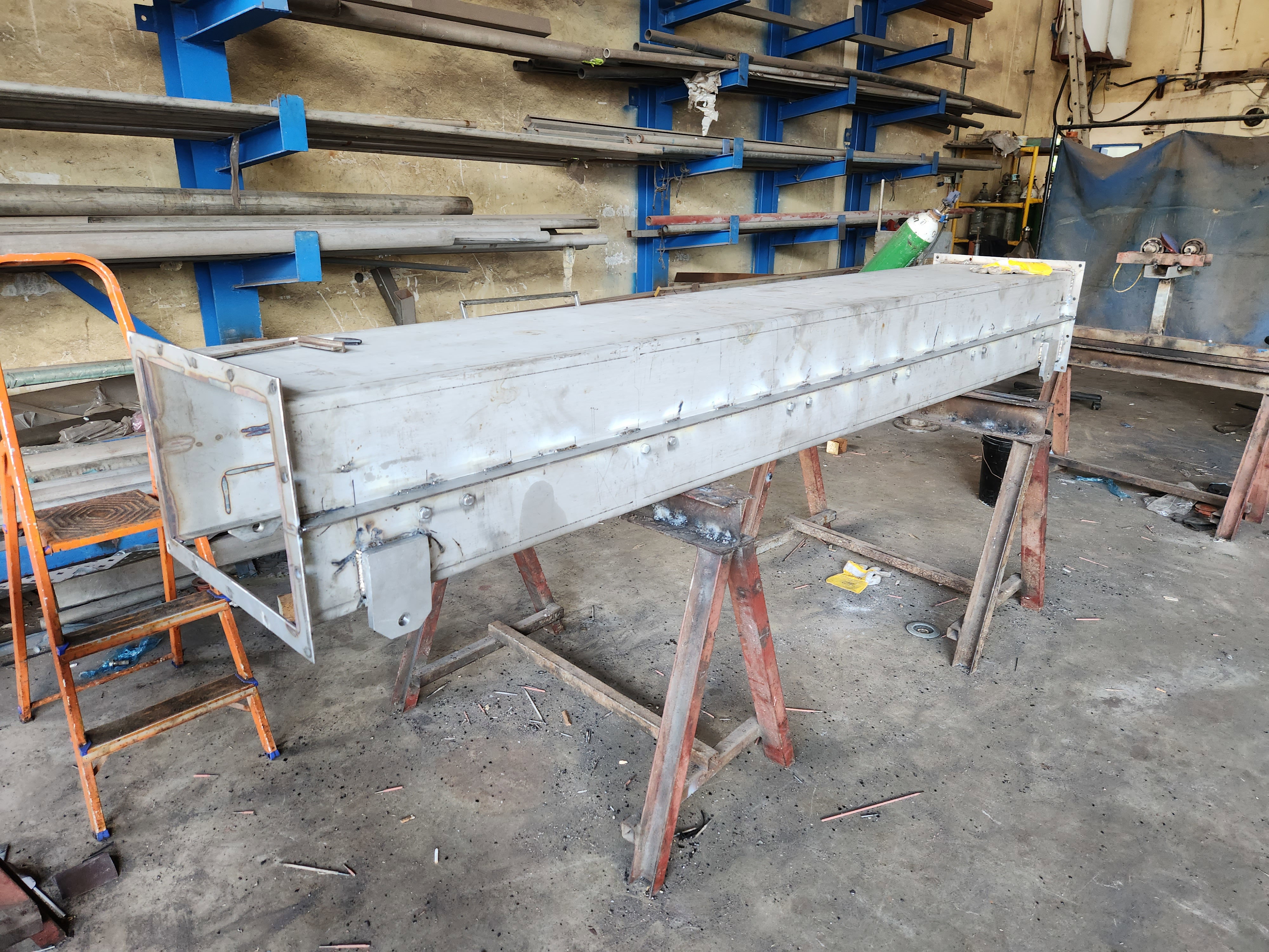 Förderbandfertigung nach Entwurf inklusive Montage und Lieferung und Einbau von PP-Kanälen