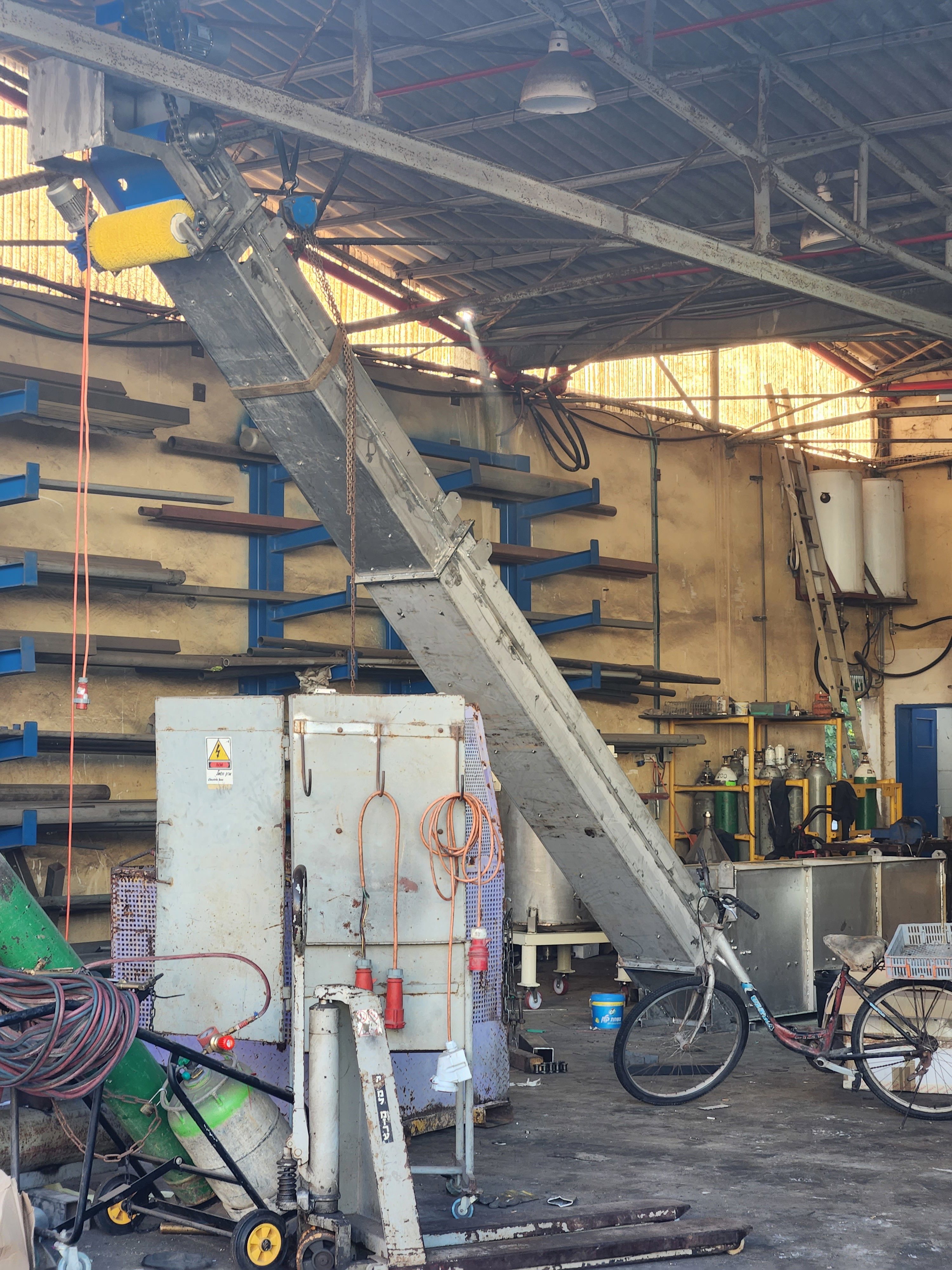 Förderbandfertigung nach Entwurf inklusive Montage und Lieferung und Einbau von PP-Kanälen