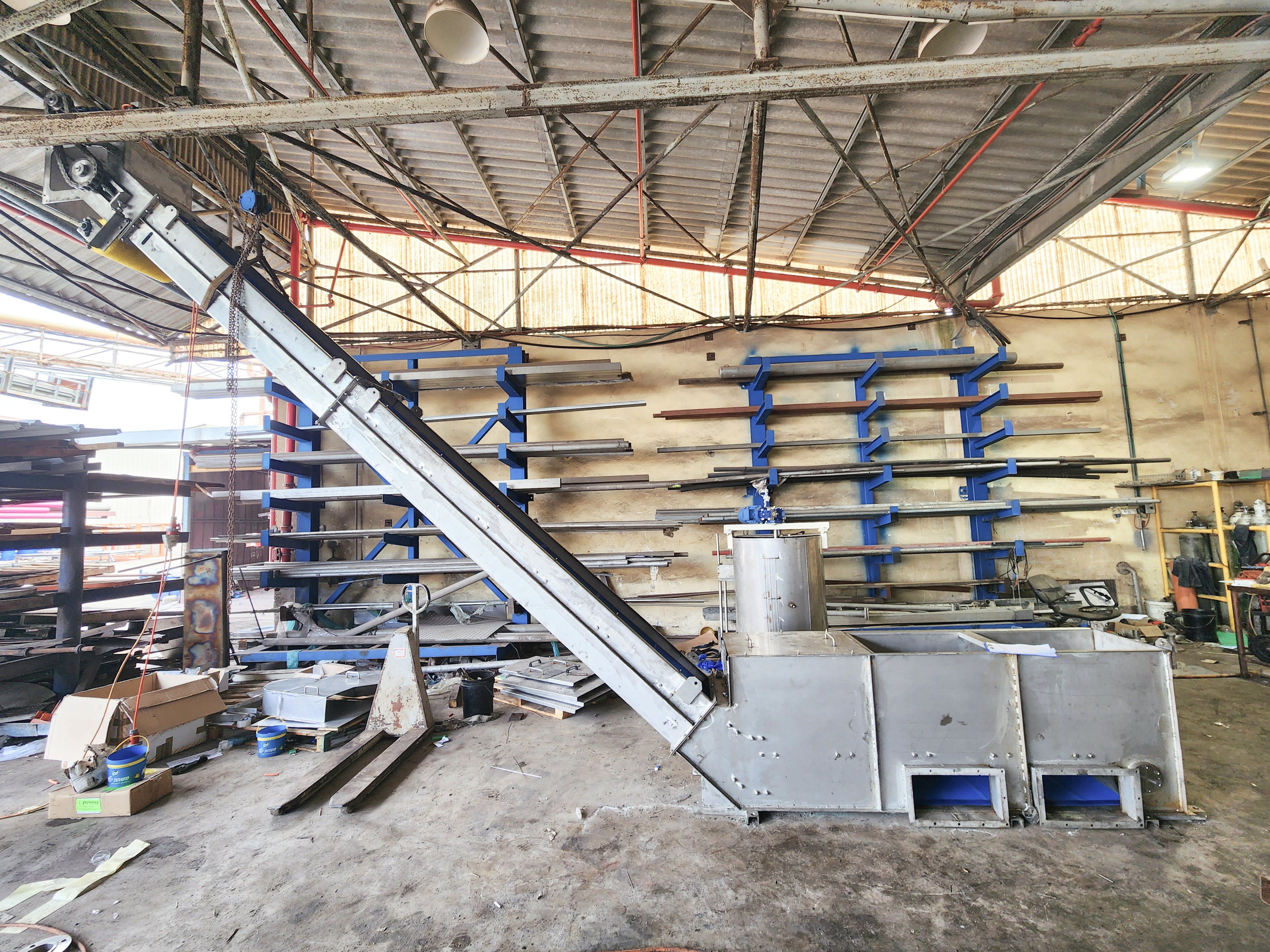 Förderbandfertigung nach Entwurf inklusive Montage und Lieferung und Einbau von PP-Kanälen