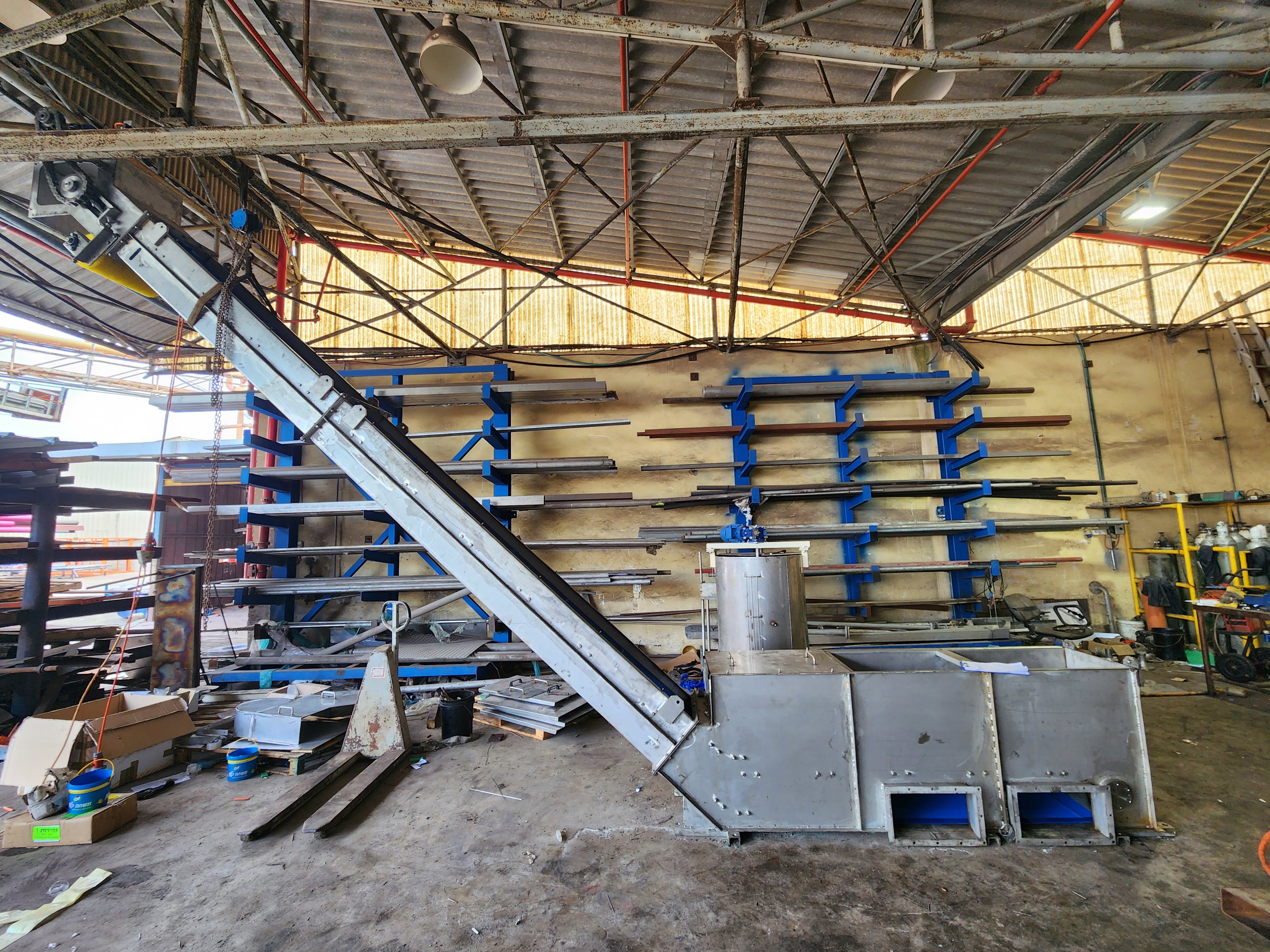 Förderbandfertigung nach Entwurf inklusive Montage und Lieferung und Einbau von PP-Kanälen