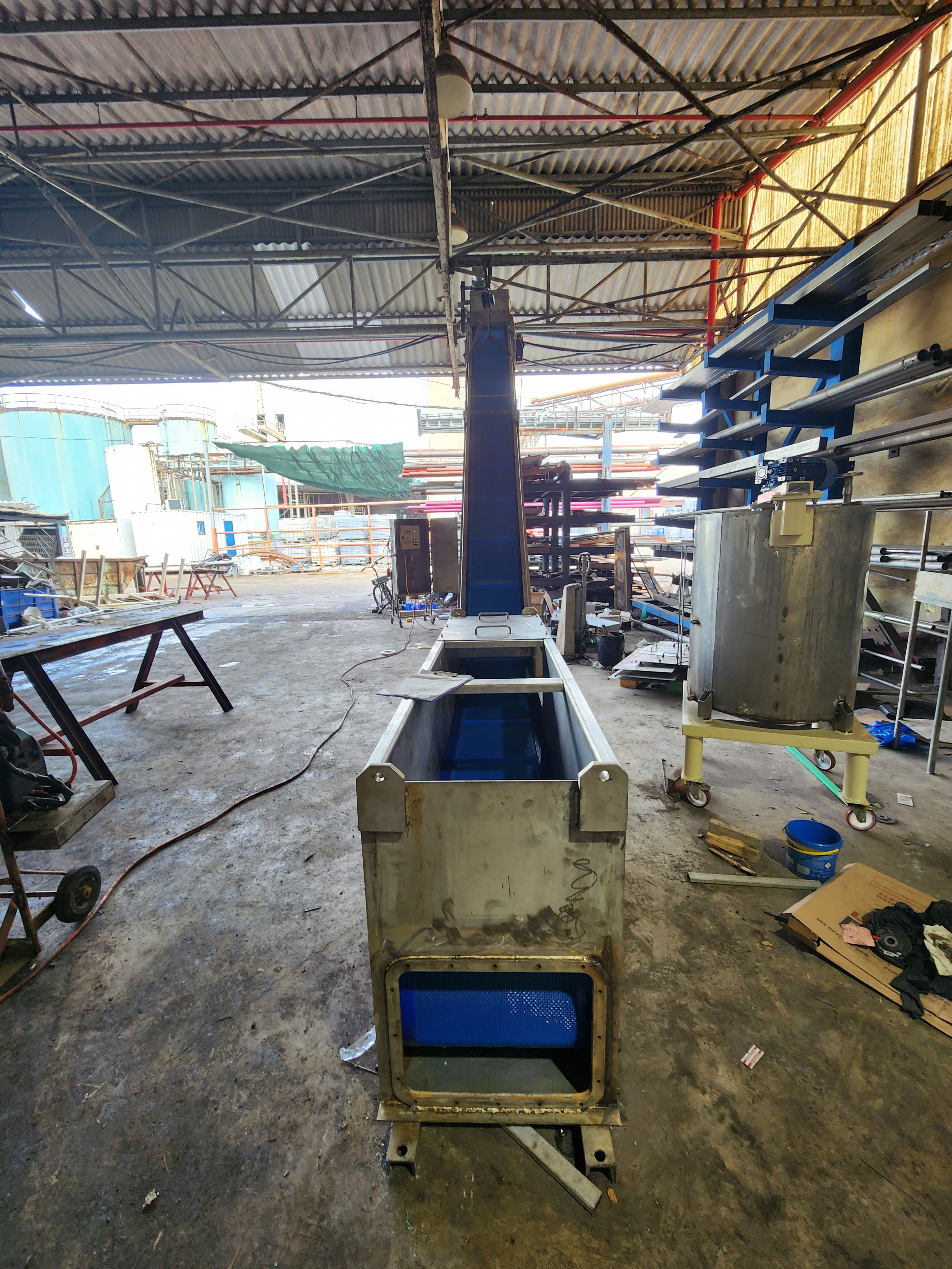 Förderbandfertigung nach Entwurf inklusive Montage und Lieferung und Einbau von PP-Kanälen