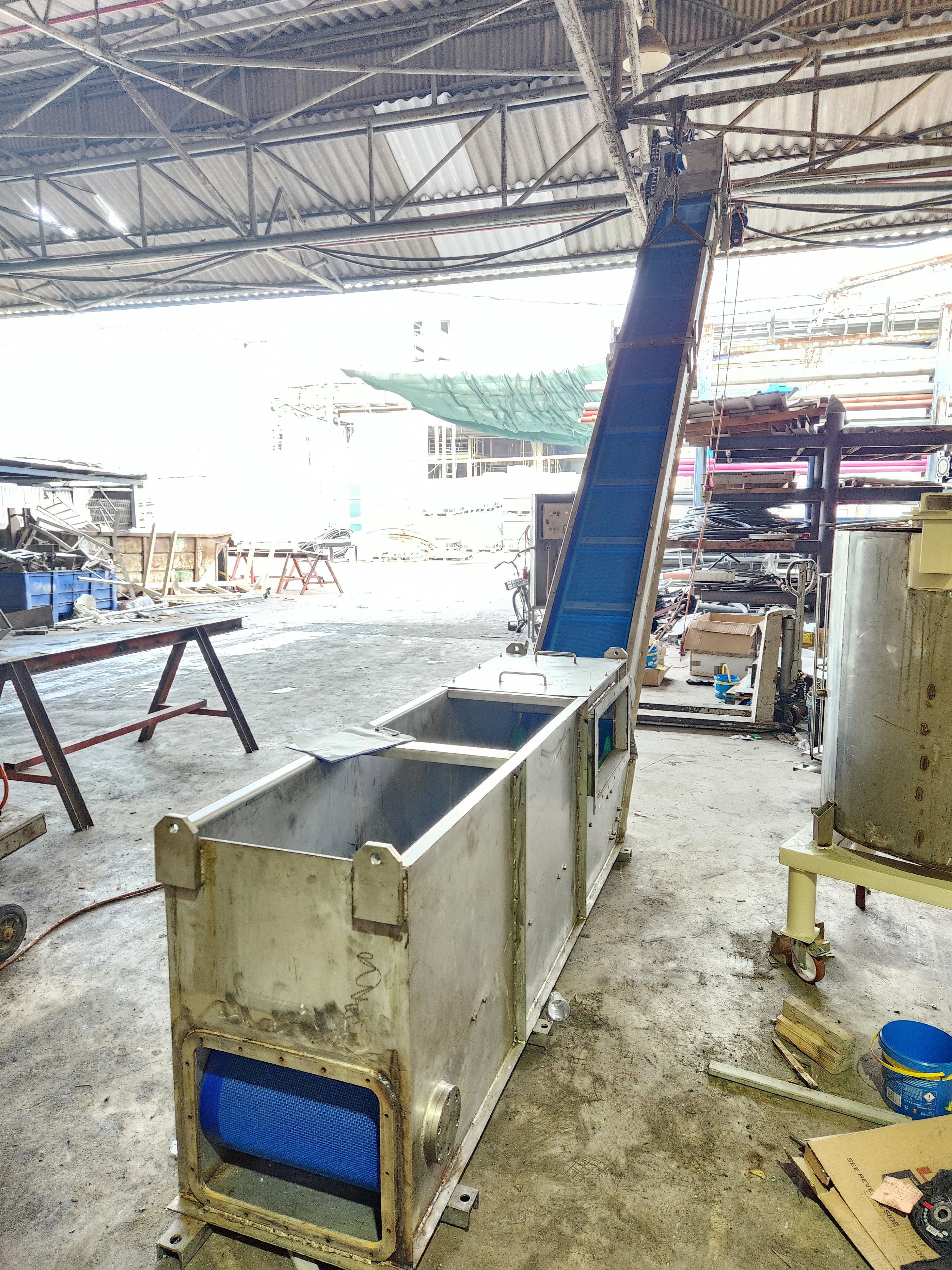 Förderbandfertigung nach Entwurf inklusive Montage und Lieferung und Einbau von PP-Kanälen