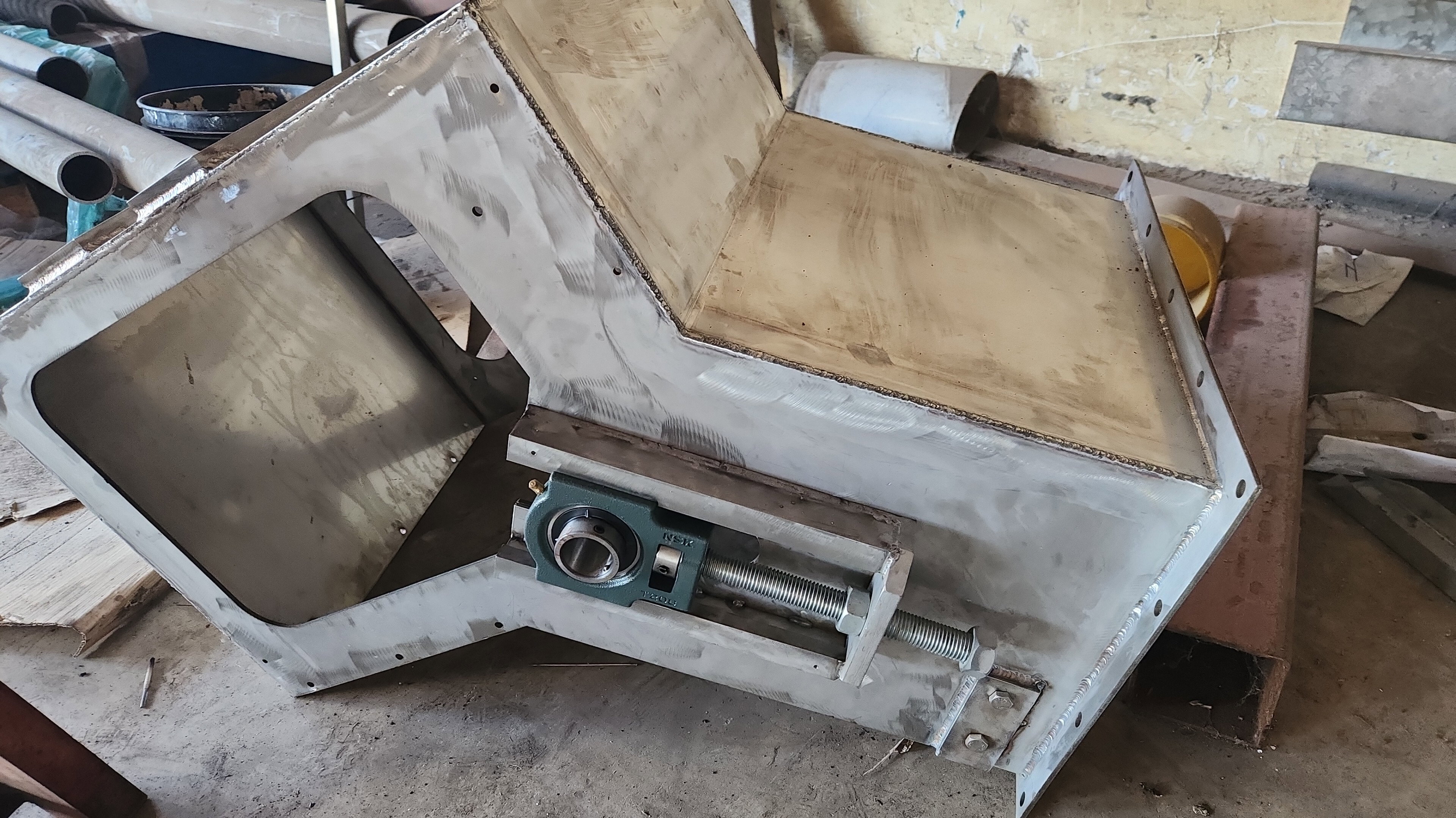 Förderbandfertigung nach Entwurf inklusive Montage und Lieferung und Einbau von PP-Kanälen