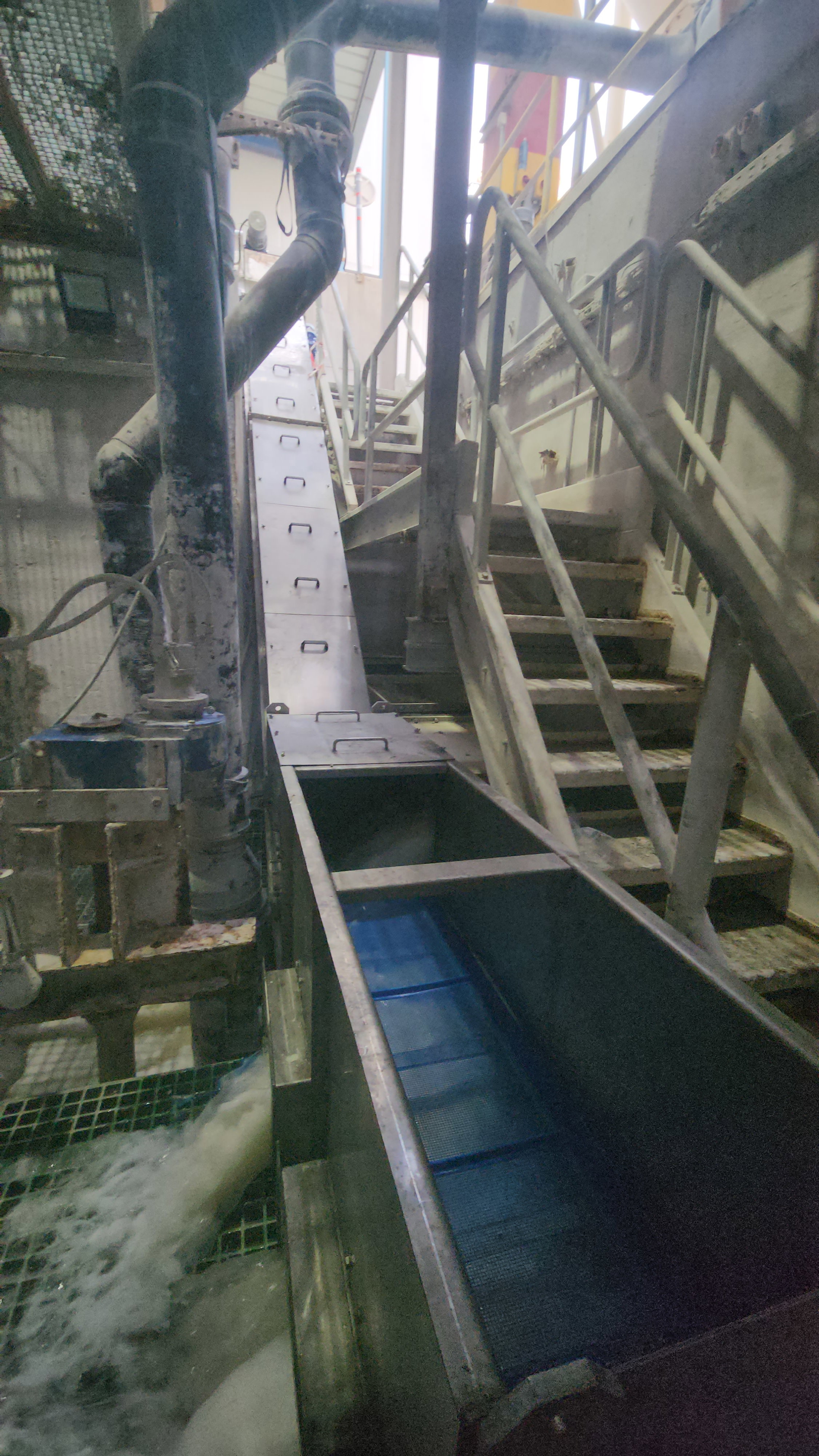 Förderbandfertigung nach Entwurf inklusive Montage und Lieferung und Einbau von PP-Kanälen