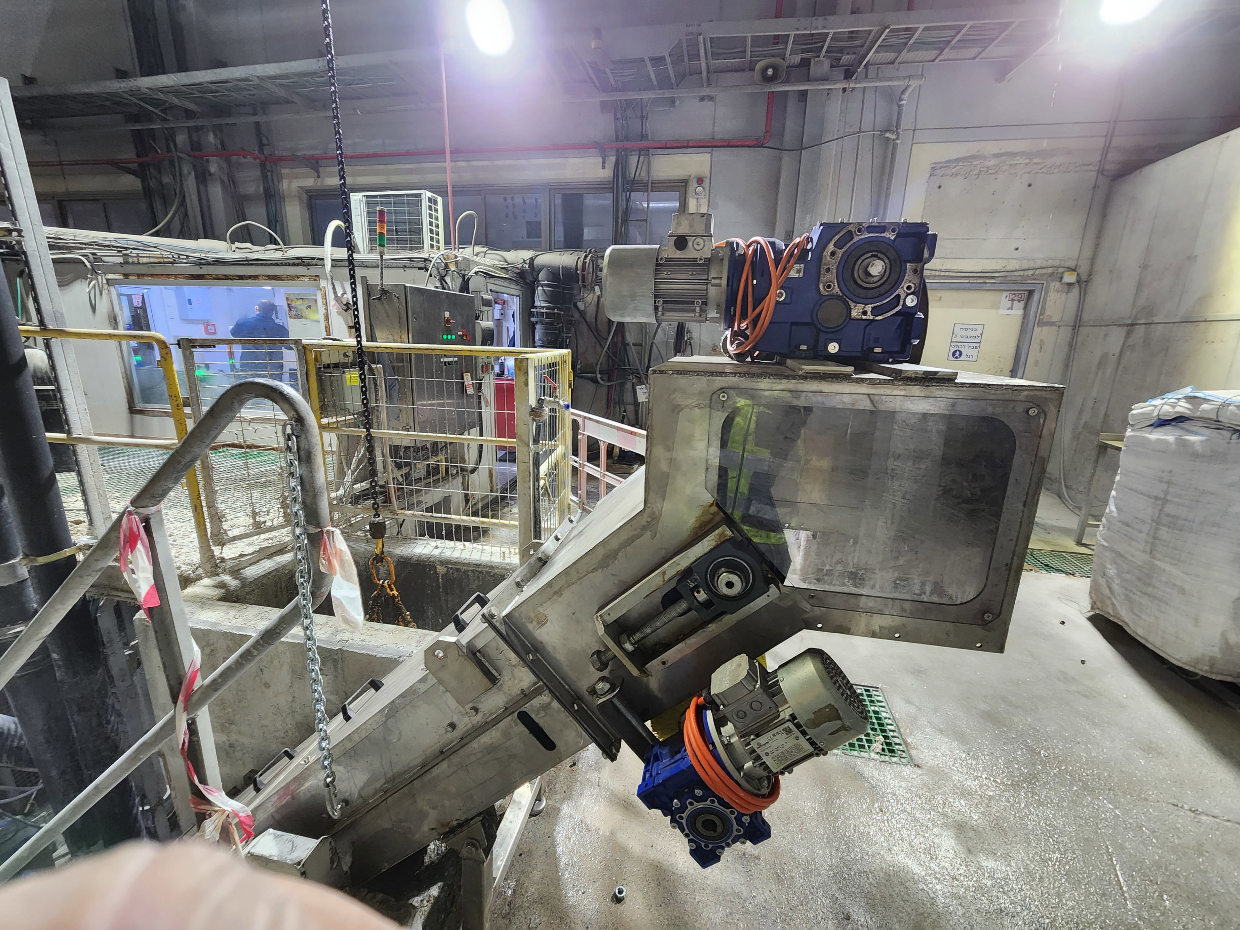 Förderbandfertigung nach Entwurf inklusive Montage und Lieferung und Einbau von PP-Kanälen