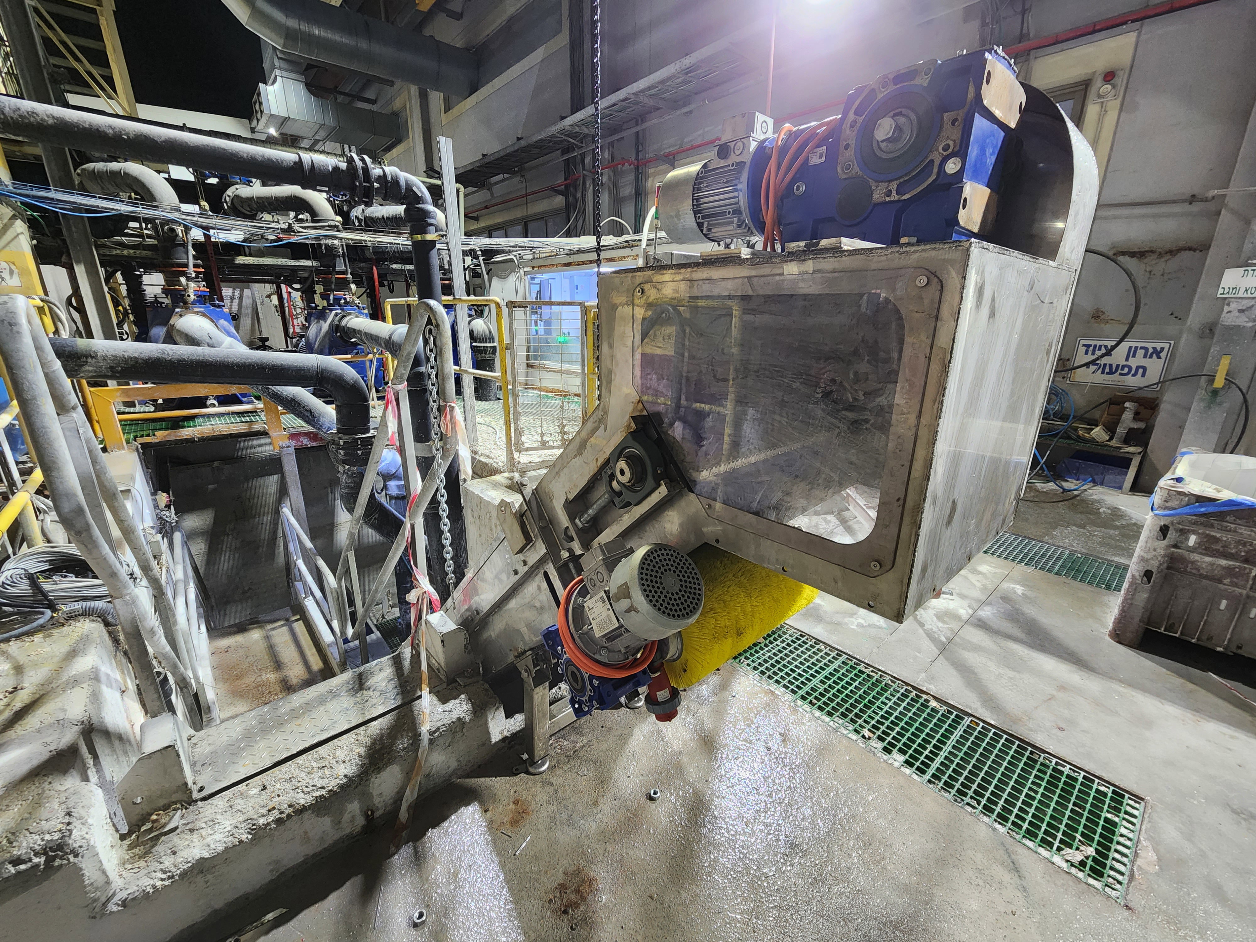 Förderbandfertigung nach Entwurf inklusive Montage und Lieferung und Einbau von PP-Kanälen