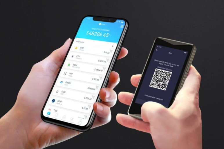 ELLIPAL Titan Cod Wallet: You can scan QR codes to make transactions seamlessly