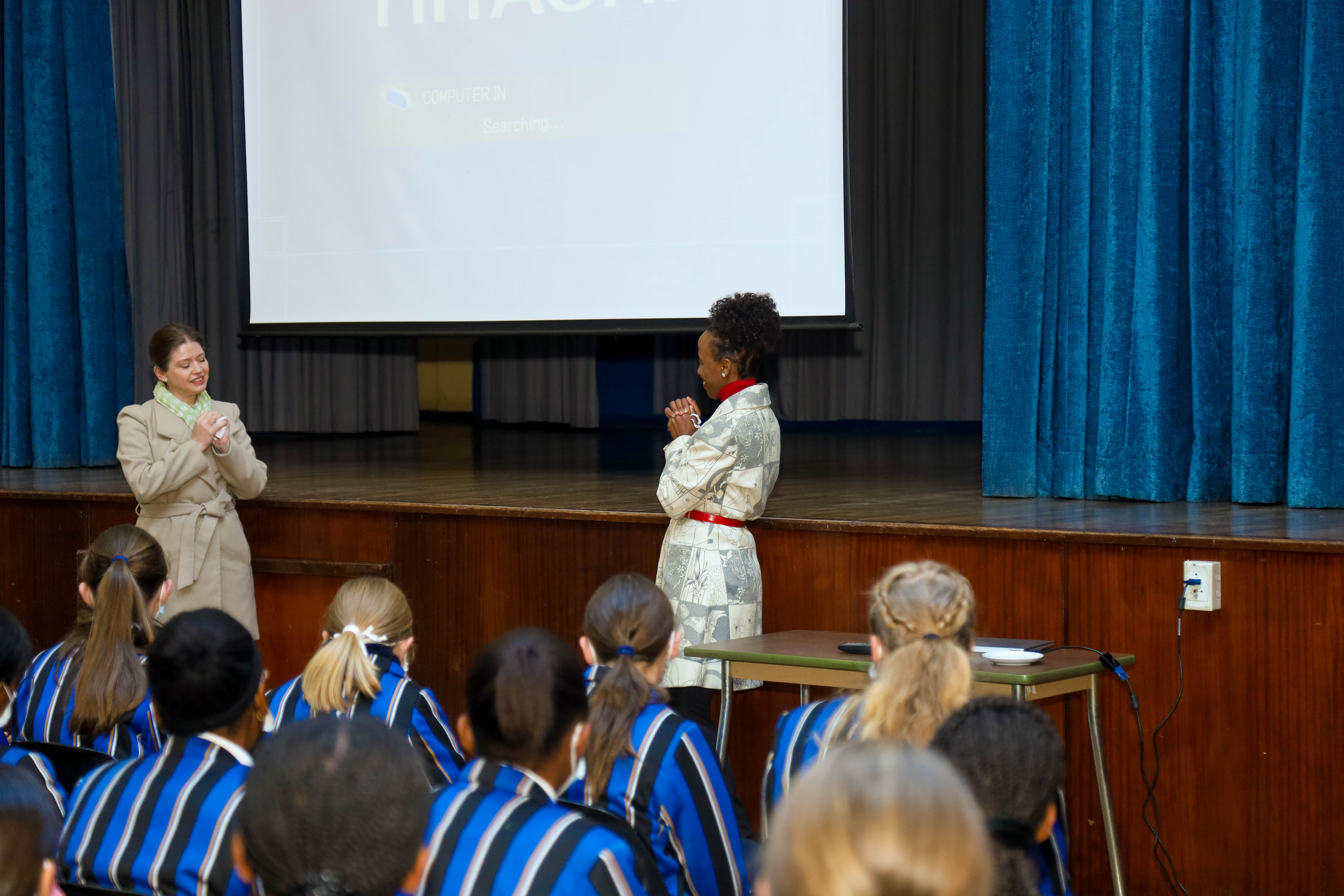 khanyi Mlambo célébrant la Journée de la jeunesse à l'école Mother Teressa.