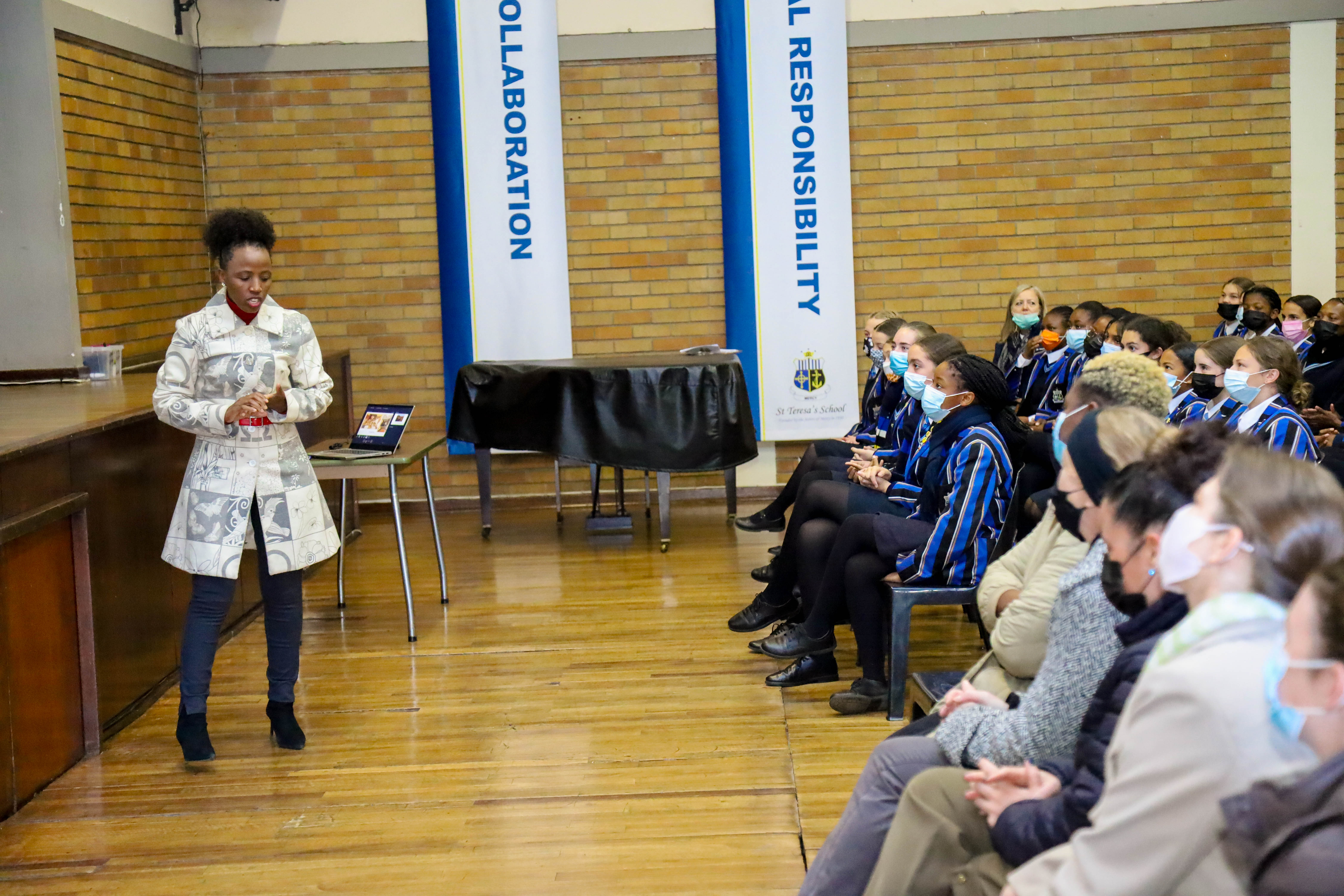 khanyi Mlambo célébrant la Journée de la jeunesse à l'école Mother Teressa.