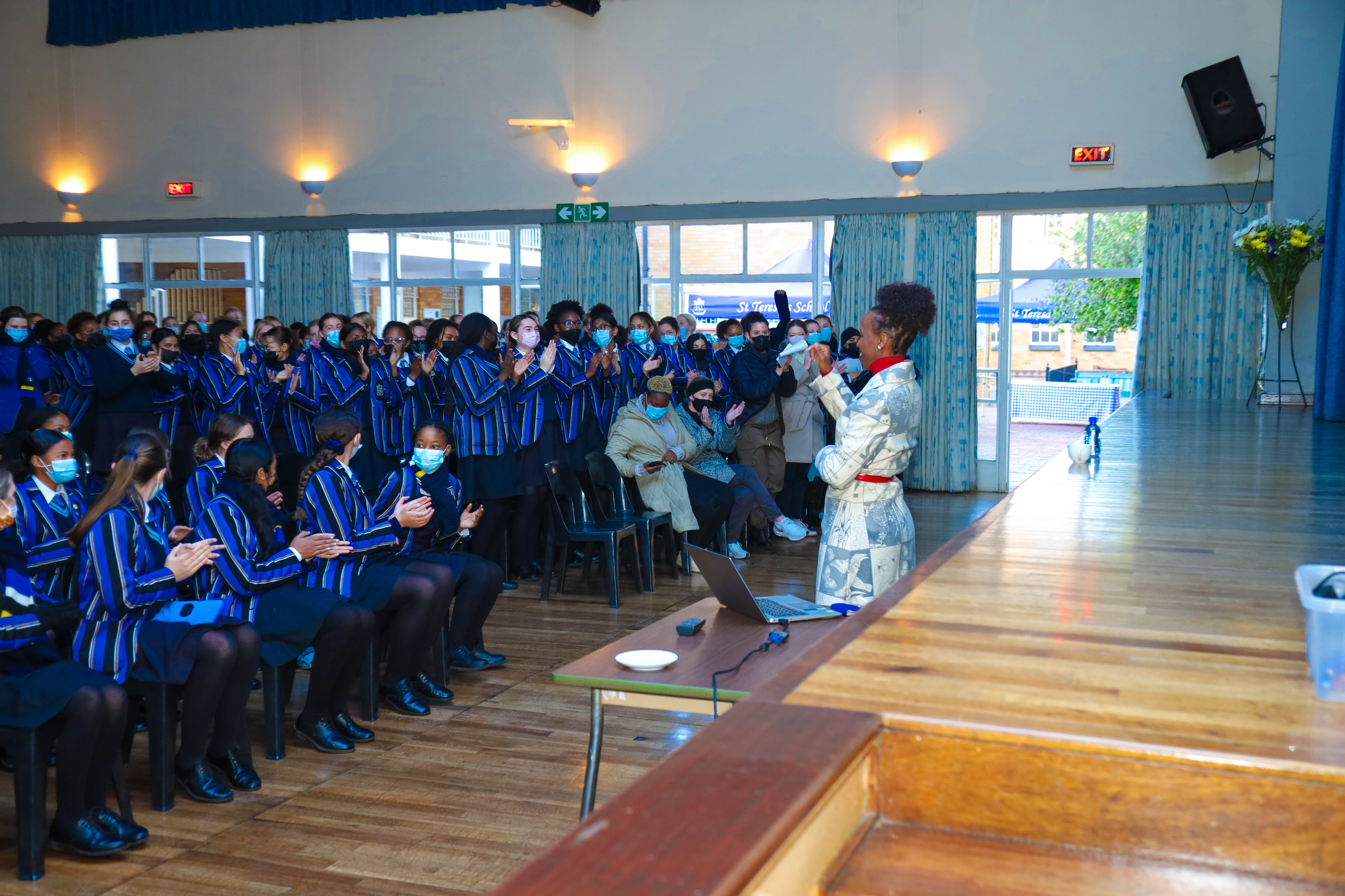 khanyi Mlambo célébrant la Journée de la jeunesse à l'école Mother Teressa.